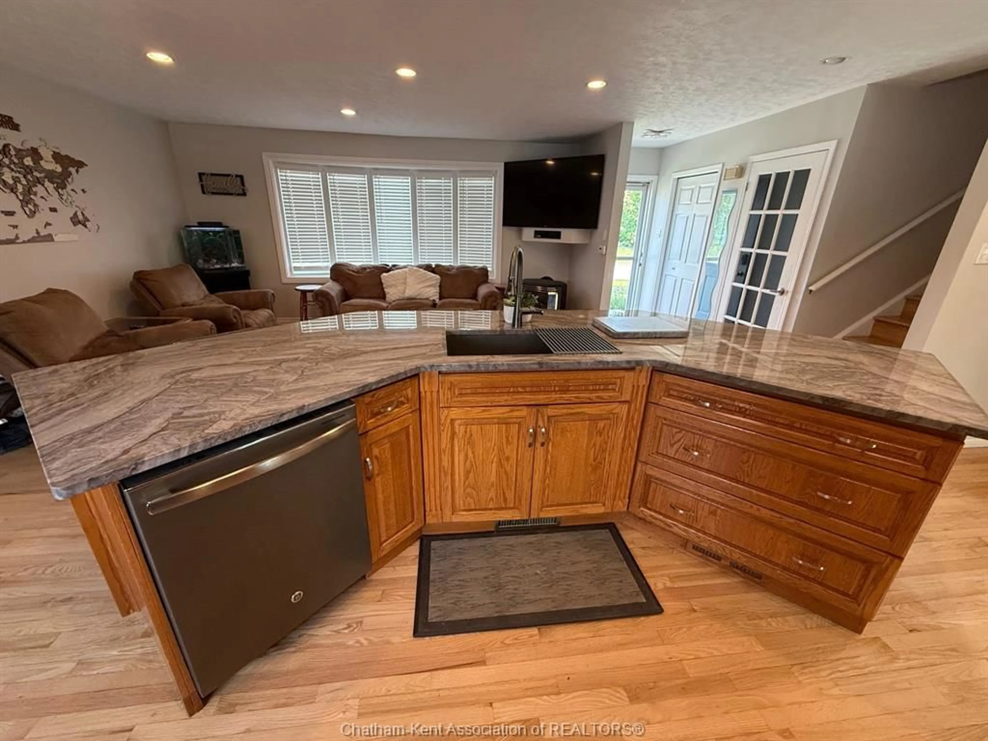 Open concept kitchen, unknown for 33 Mount Pleasant Cres, Wallaceburg Ontario N8A 4X2