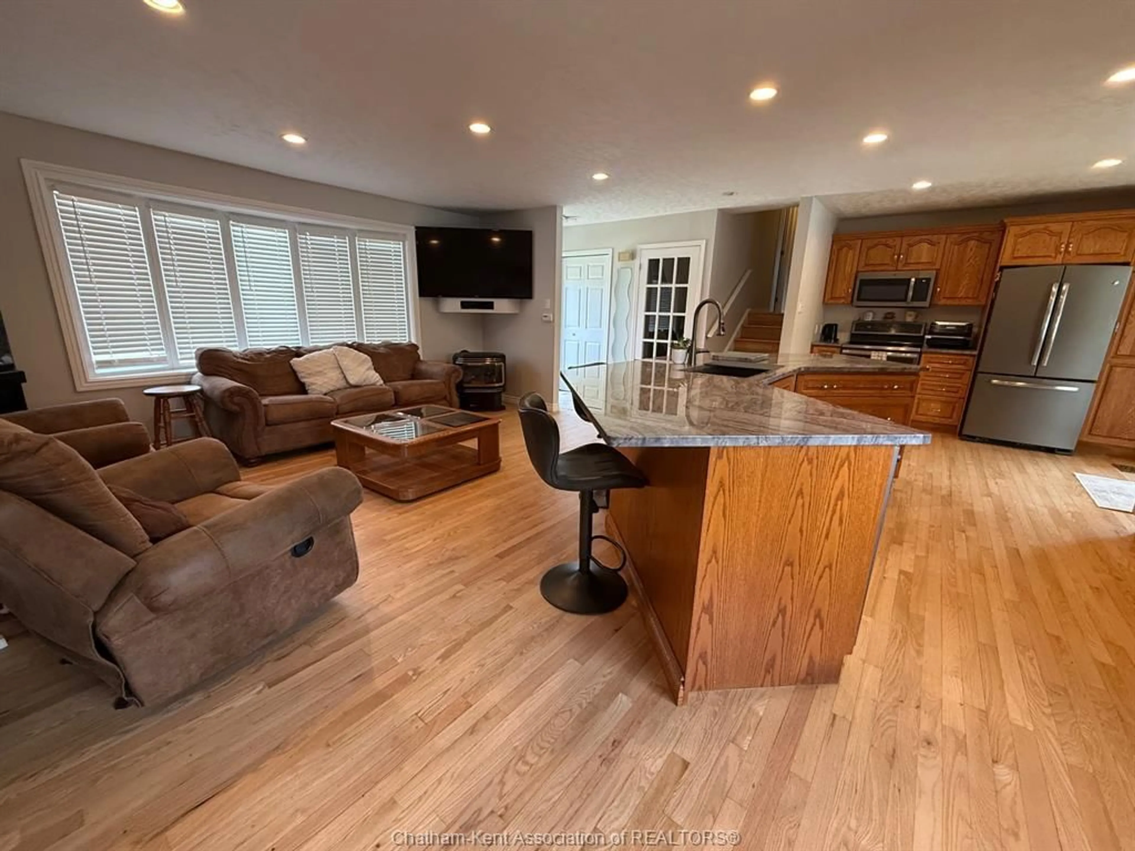 Open concept kitchen, unknown for 33 Mount Pleasant Cres, Wallaceburg Ontario N8A 4X2