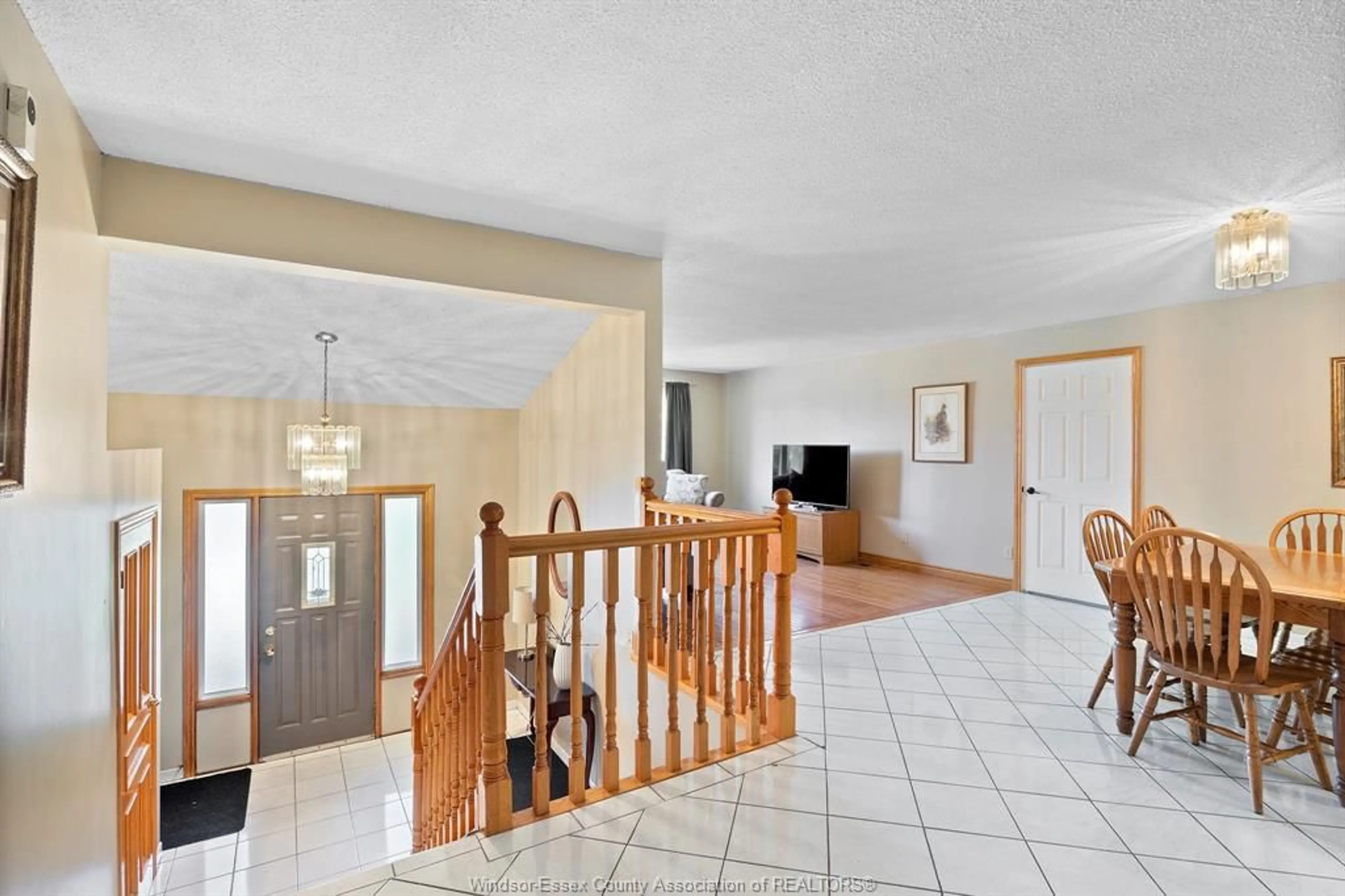 Indoor foyer for 820 BOUFFARD, LaSalle Ontario N9J 1G6