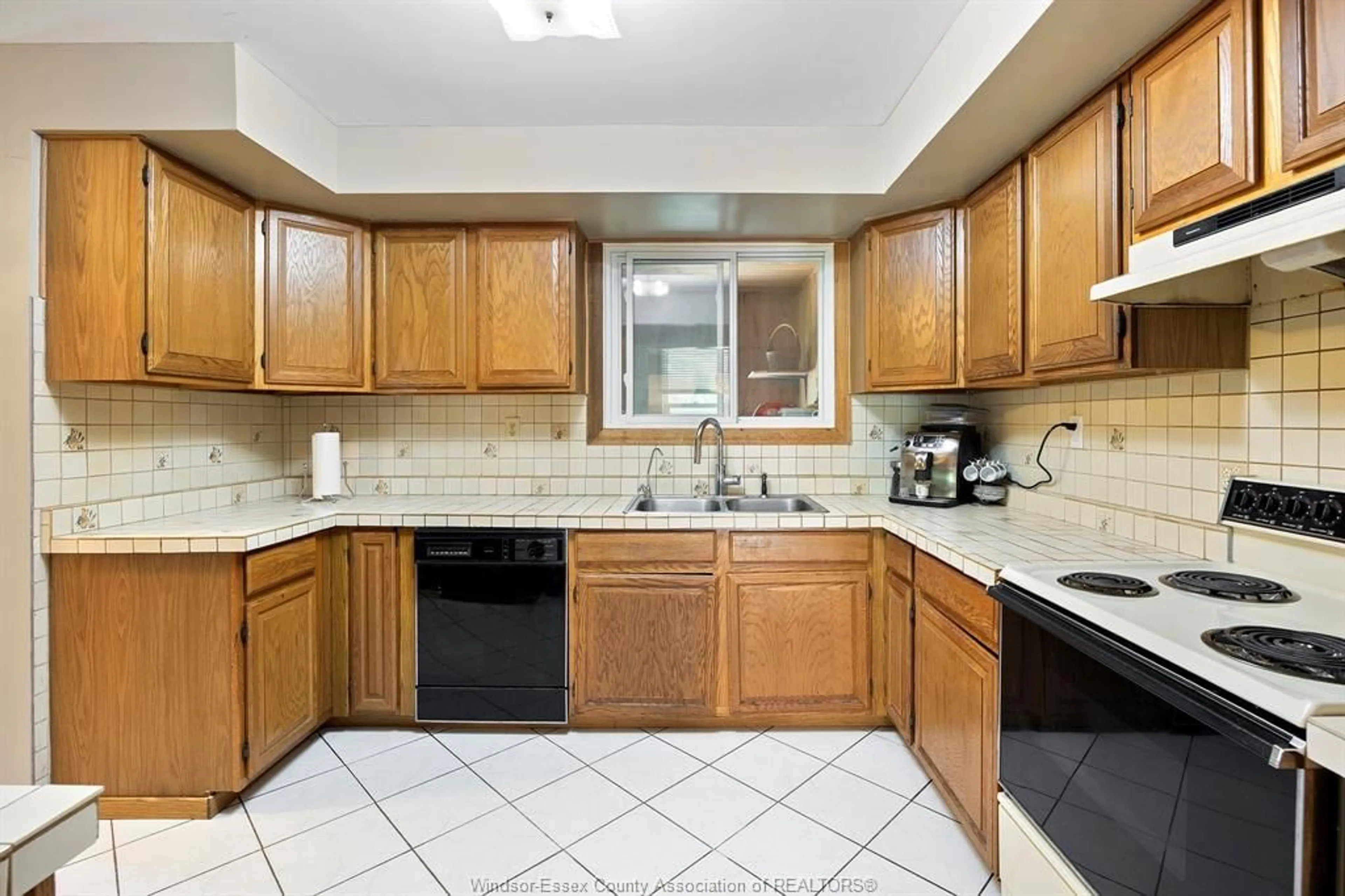 Standard kitchen, ceramic/tile floor for 820 BOUFFARD, LaSalle Ontario N9J 1G6