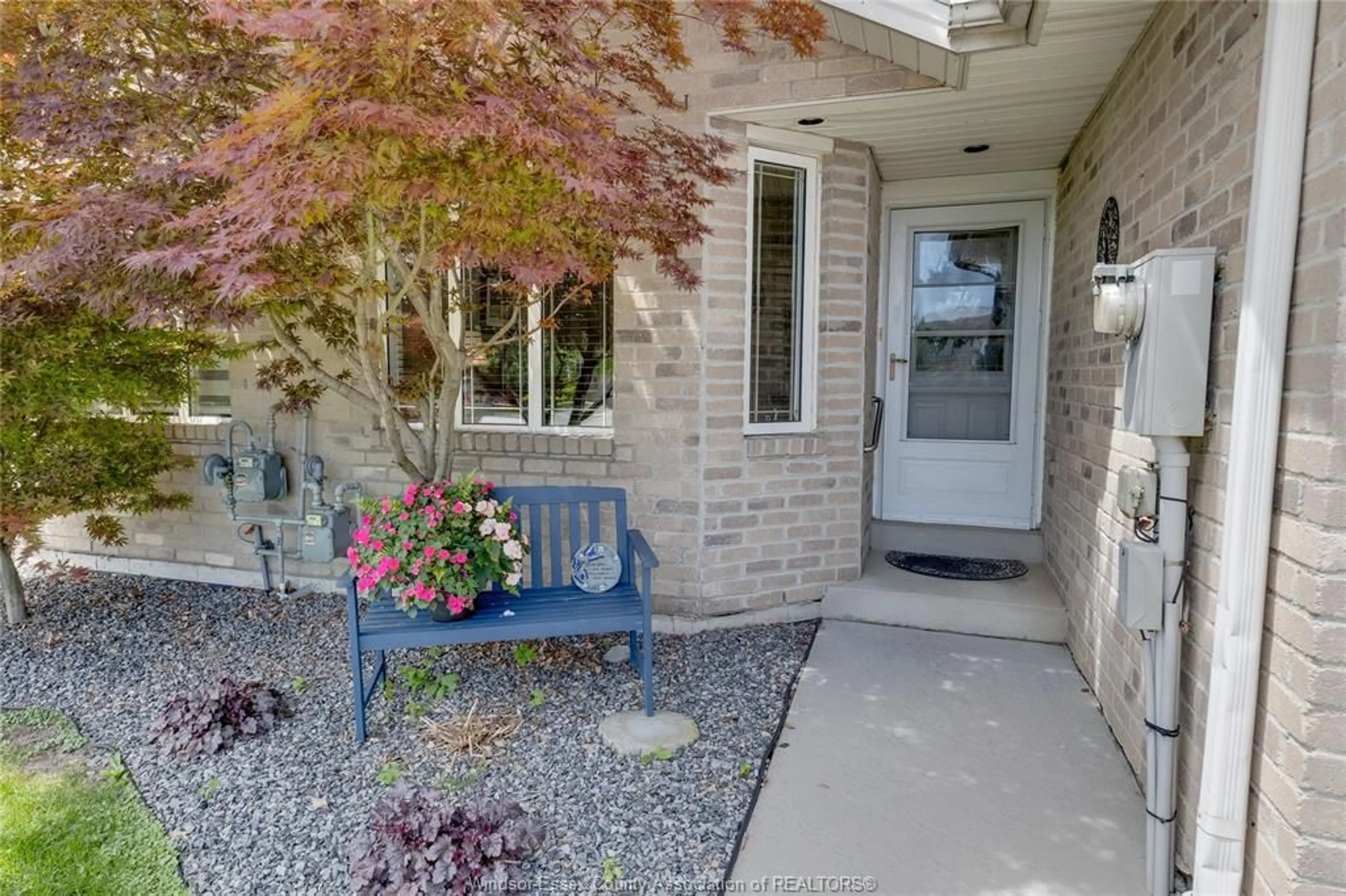 Indoor entryway for 2129 CLOVER Ave, Windsor Ontario N8P 1W5