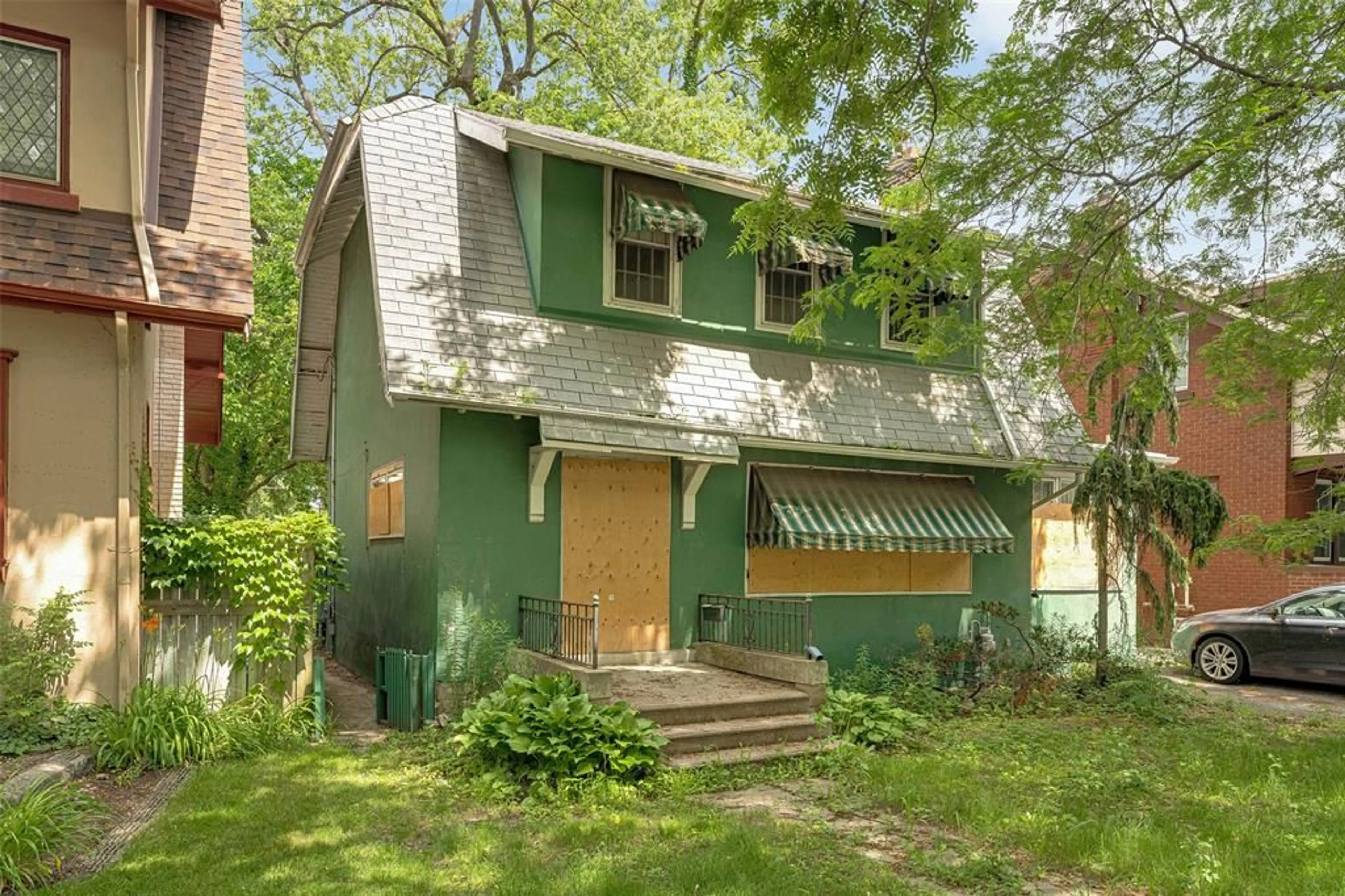 Home with vinyl exterior material, street for 1484 VICTORIA Ave, Windsor Ontario N8X 1P3