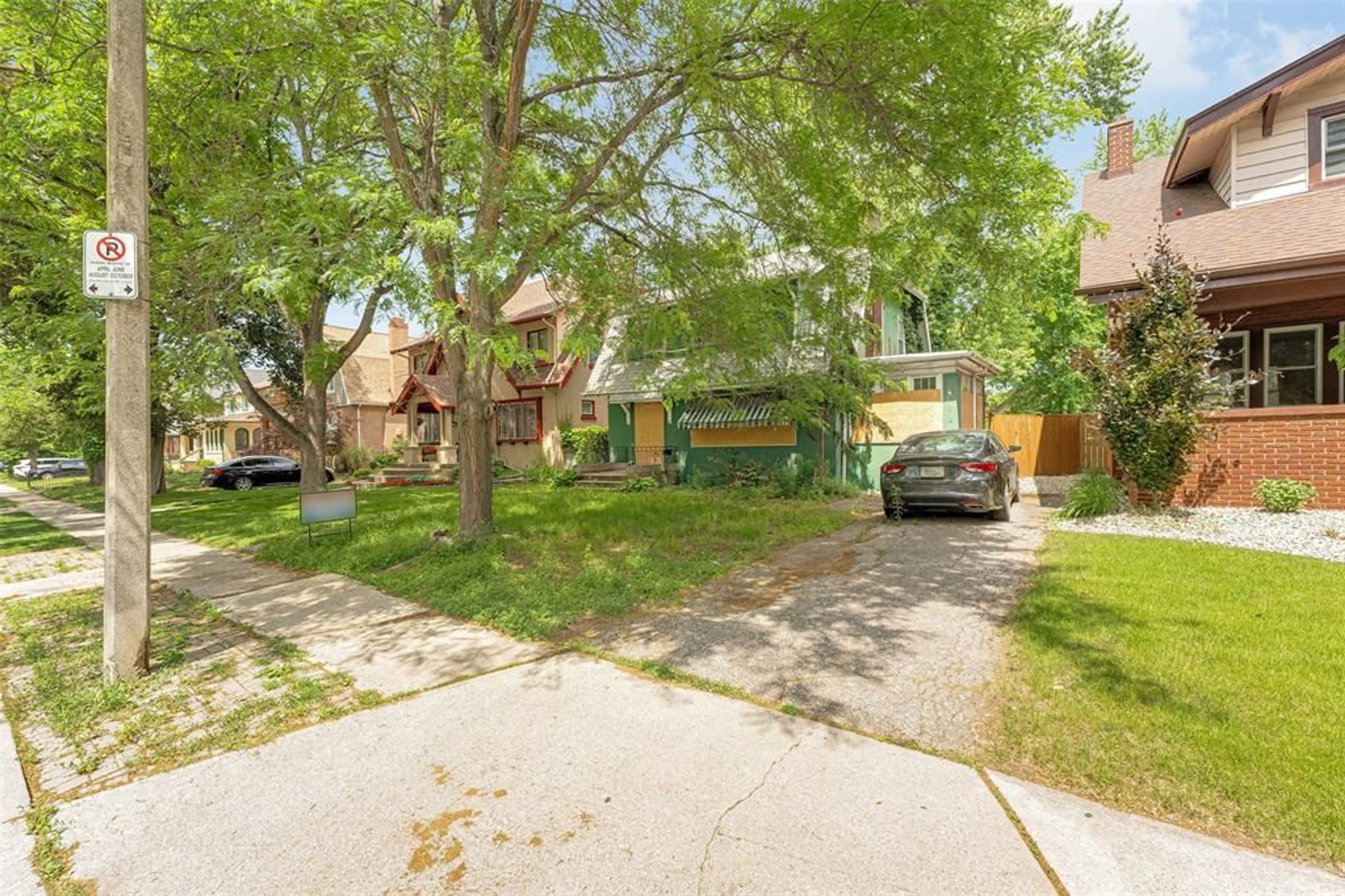 A pic from outside/outdoor area/front of a property/back of a property/a pic from drone, street for 1484 VICTORIA Ave, Windsor Ontario N8X 1P3