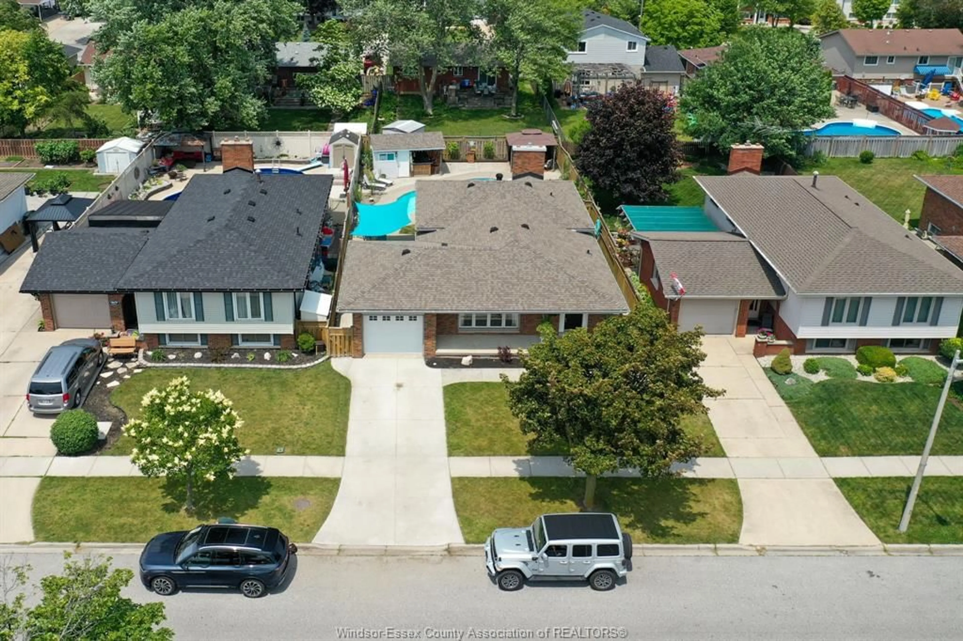 A pic from outside/outdoor area/front of a property/back of a property/a pic from drone, street for 10690 Eastcourt Dr, Windsor Ontario N8R 1E8