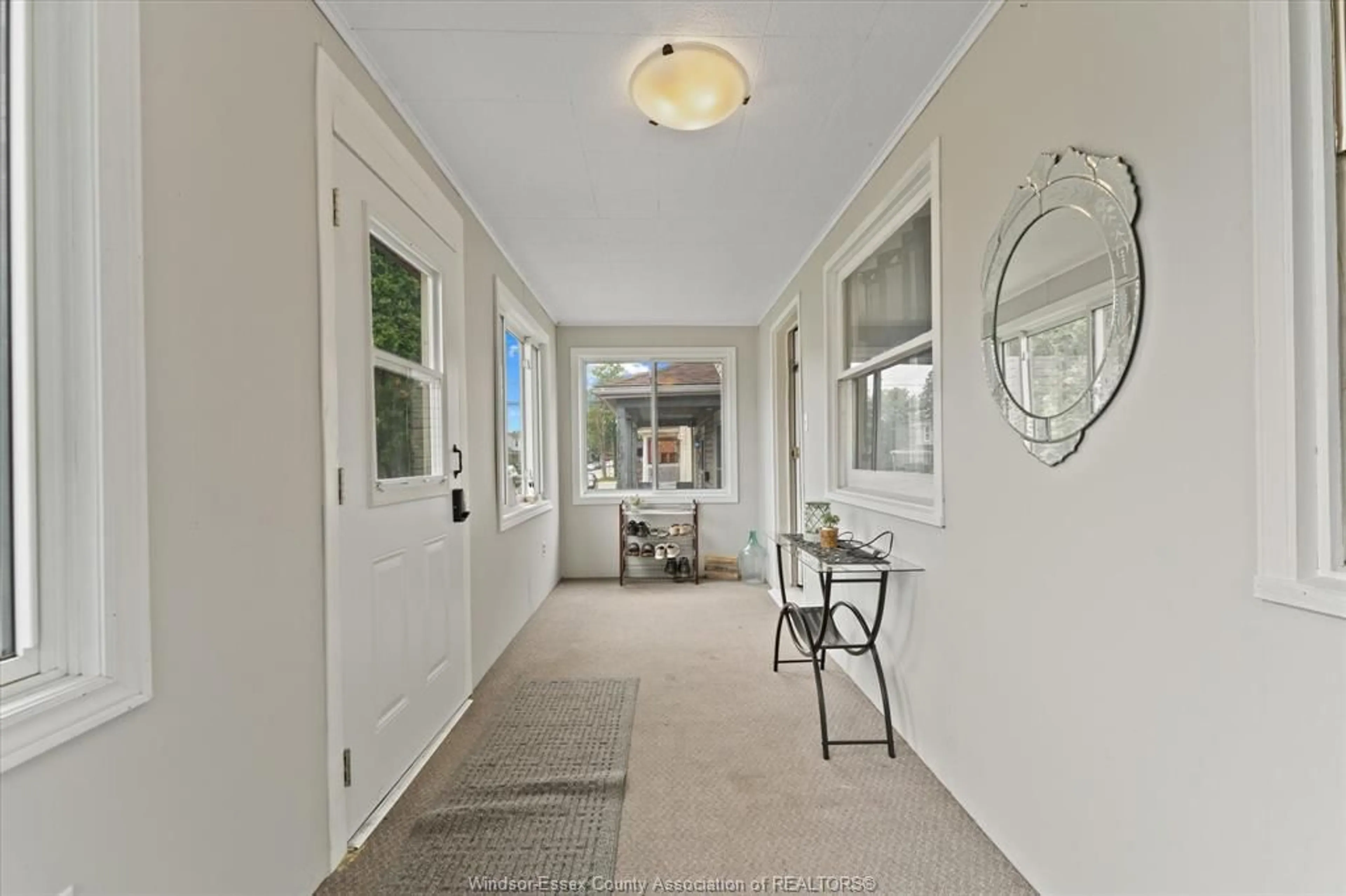 Indoor entryway for 1064 TUSCARORA, Windsor Ontario N9A 3N3