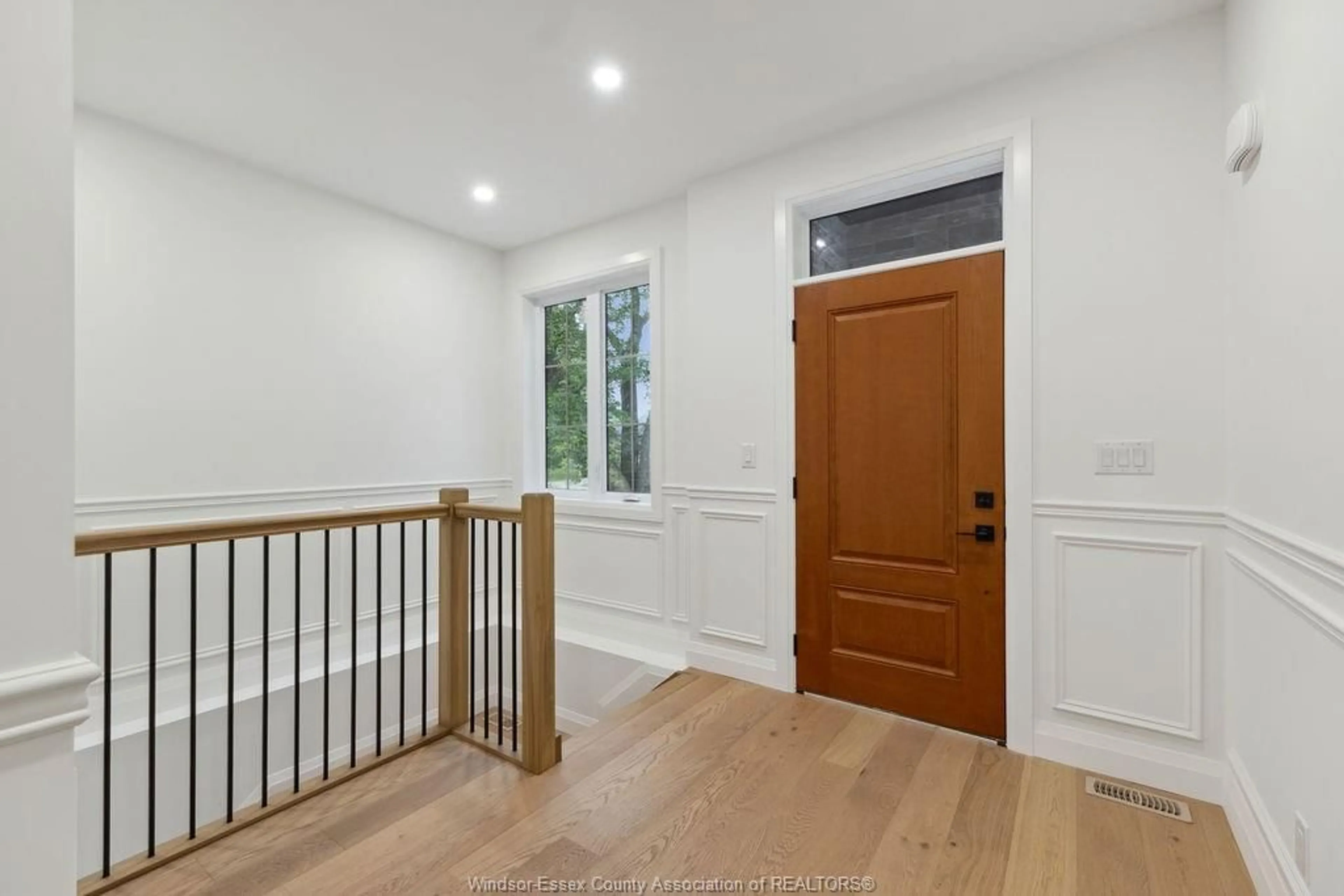 Indoor entryway for 1413 STUART, LaSalle Ontario N9J 1Y4