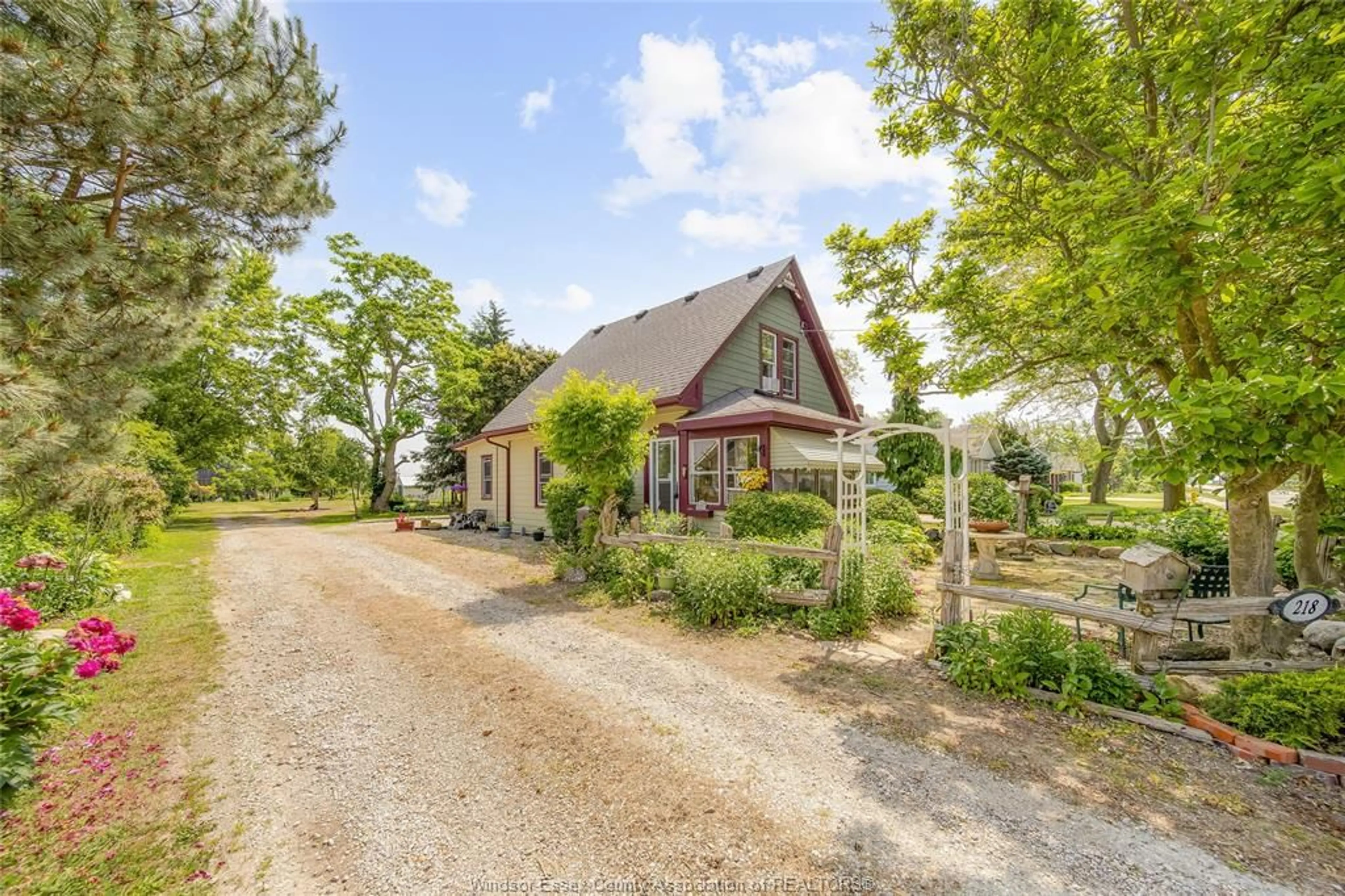 A pic from outside/outdoor area/front of a property/back of a property/a pic from drone, street for 218 ERIE St, Merlin Ontario N0P 1W0