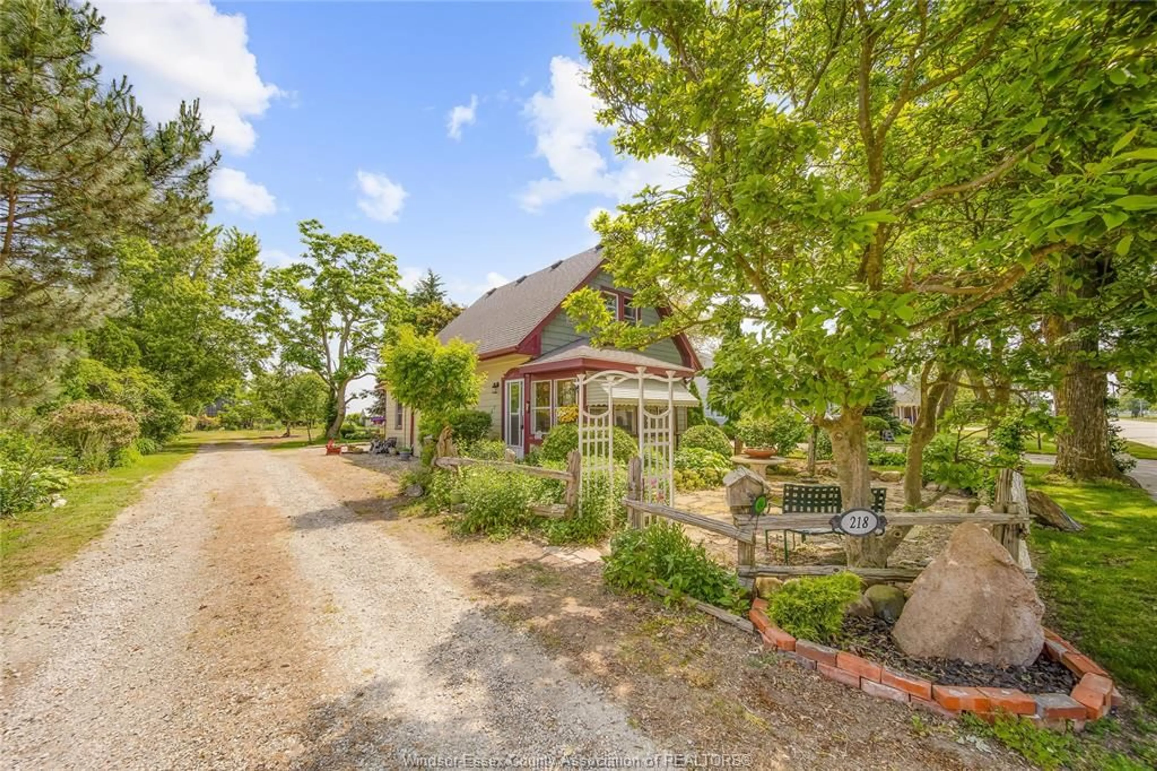 A pic from outside/outdoor area/front of a property/back of a property/a pic from drone, street for 218 ERIE St, Merlin Ontario N0P 1W0