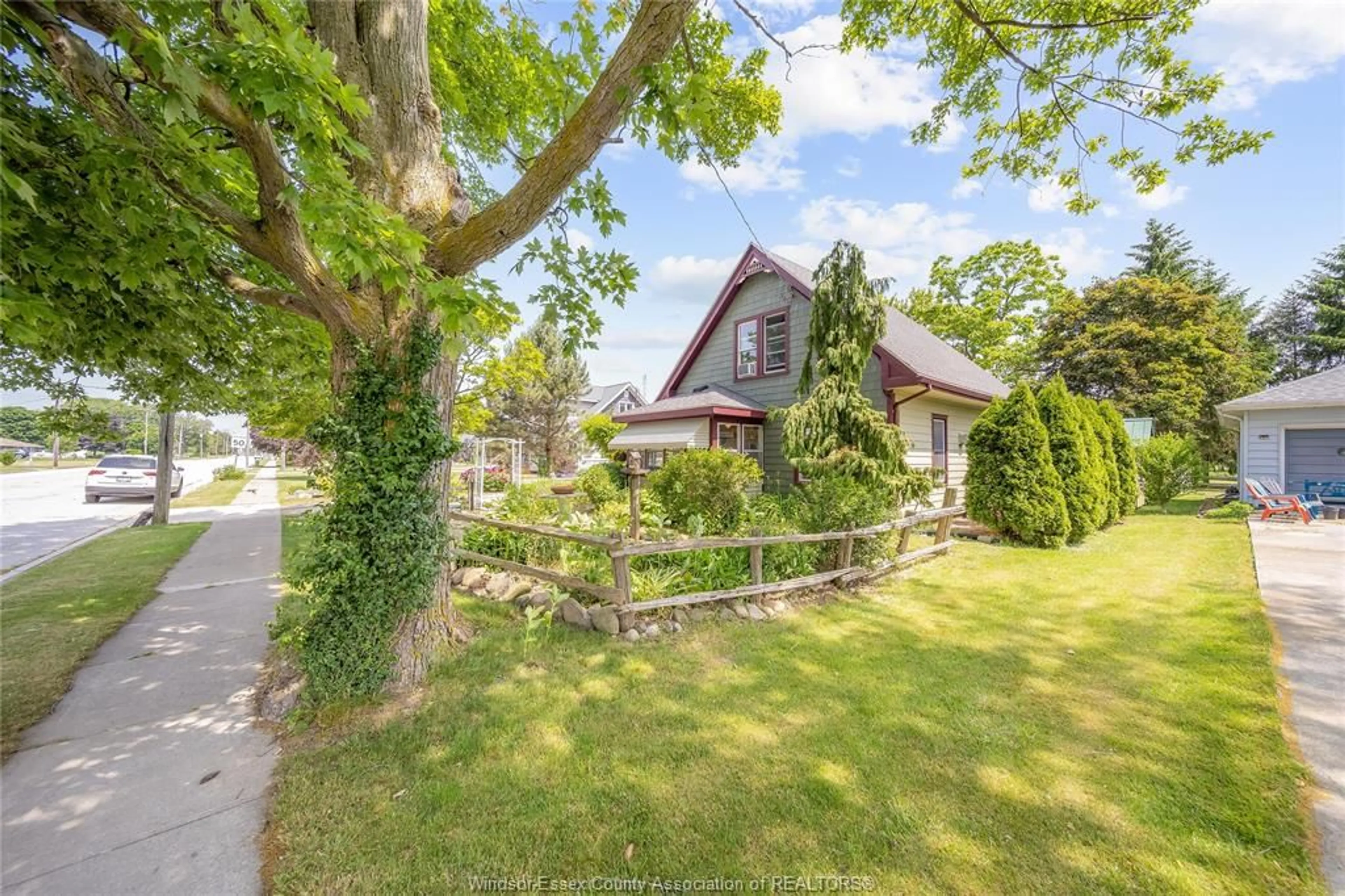 A pic from outside/outdoor area/front of a property/back of a property/a pic from drone, street for 218 ERIE St, Merlin Ontario N0P 1W0
