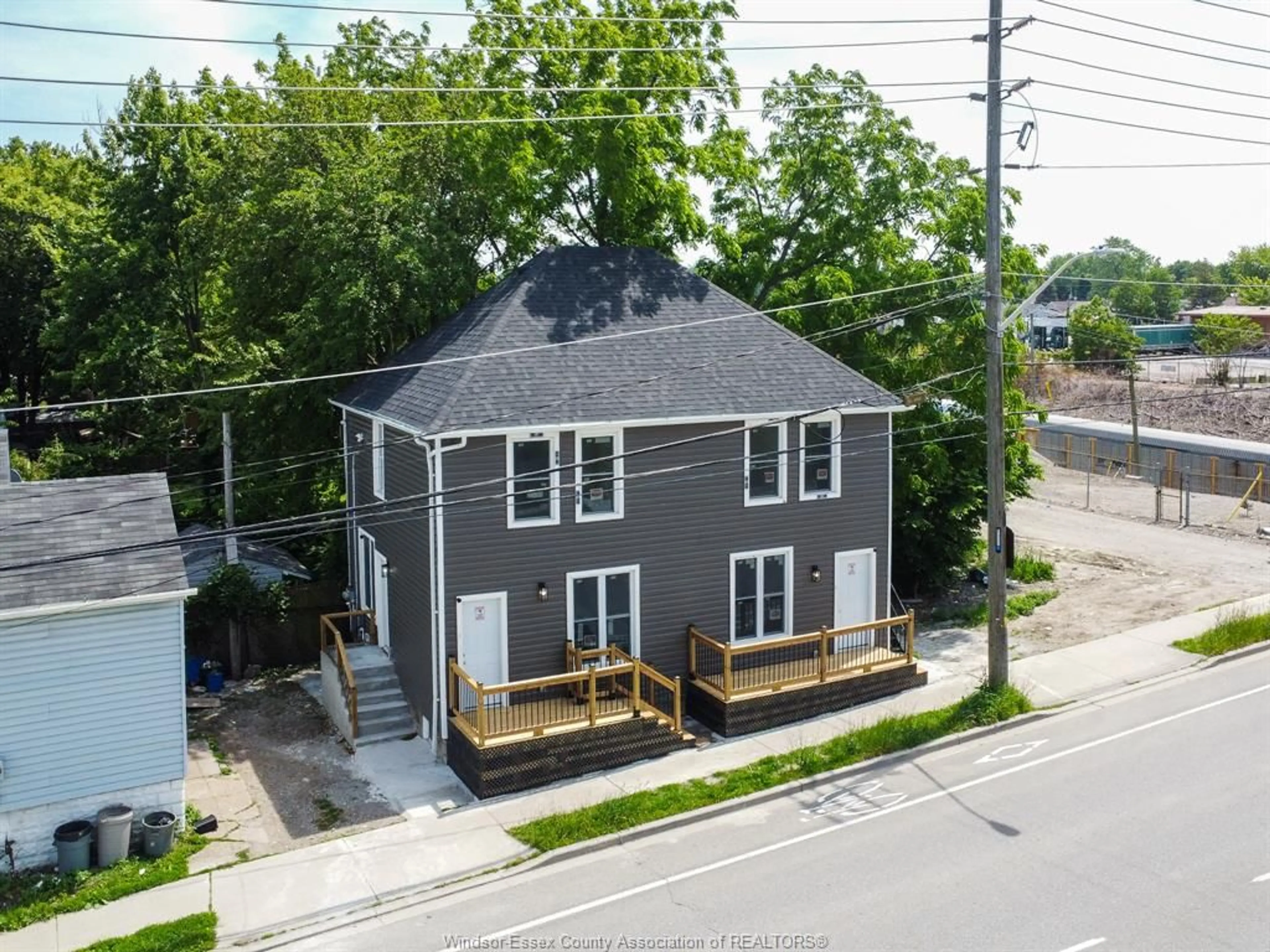 A pic from outside/outdoor area/front of a property/back of a property/a pic from drone, street for 1219-1225 COLLEGE Ave, Windsor Ontario N9A 6B1