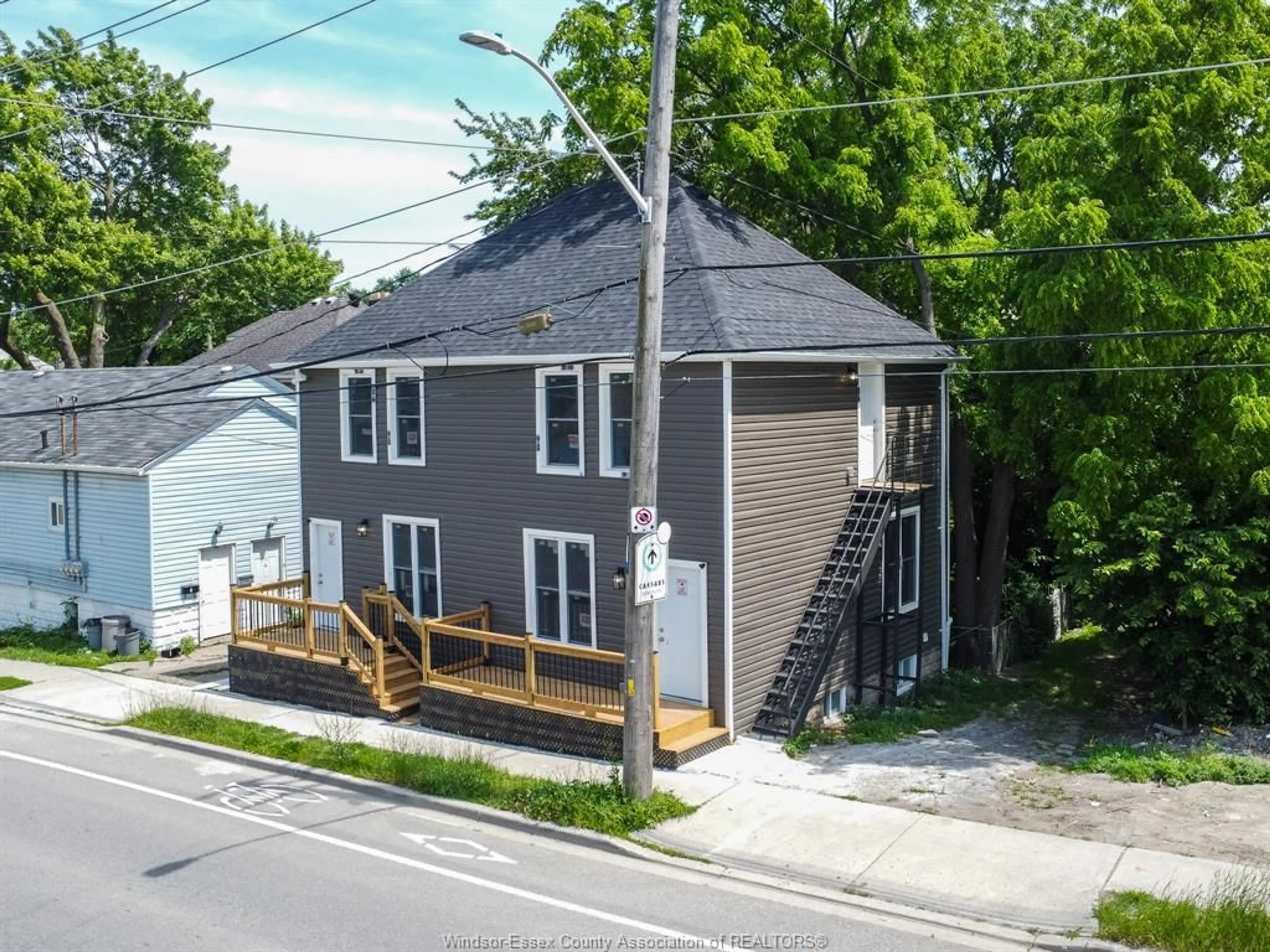 A pic from outside/outdoor area/front of a property/back of a property/a pic from drone, street for 1219-1225 COLLEGE Ave, Windsor Ontario N9A 6B1