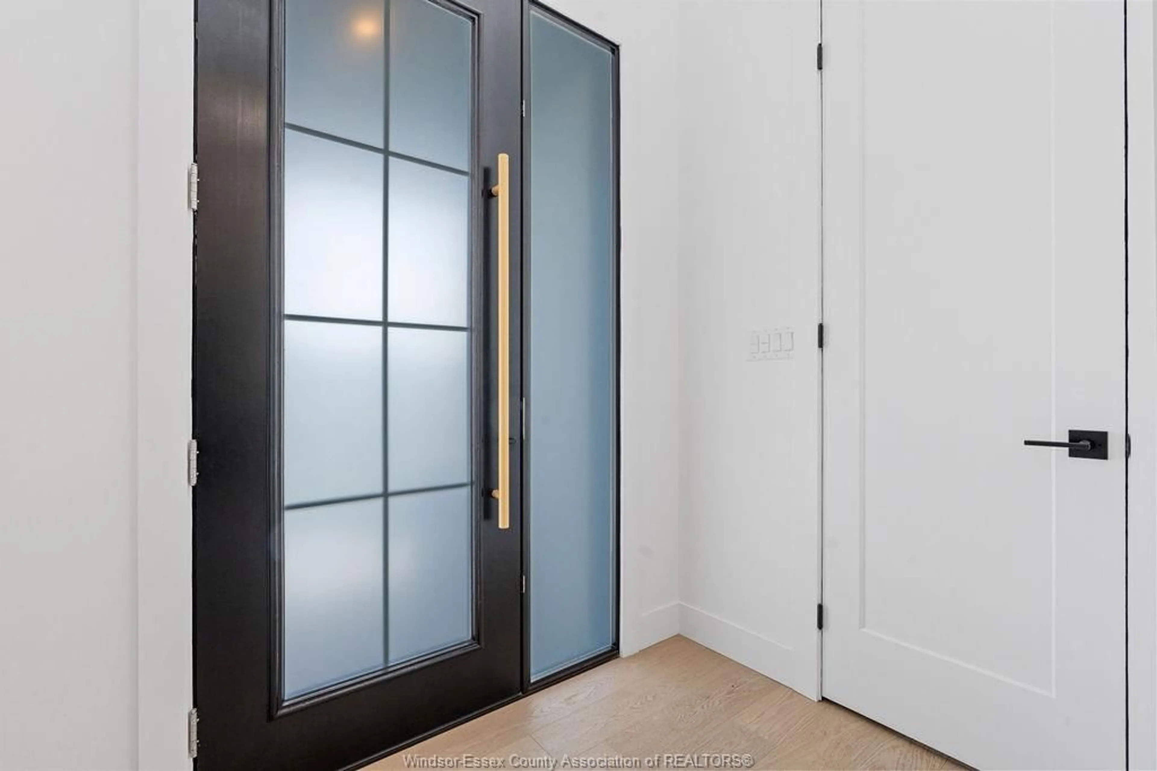 Indoor entryway for 2130 CABANA Rd, Windsor Ontario N9G 1E1