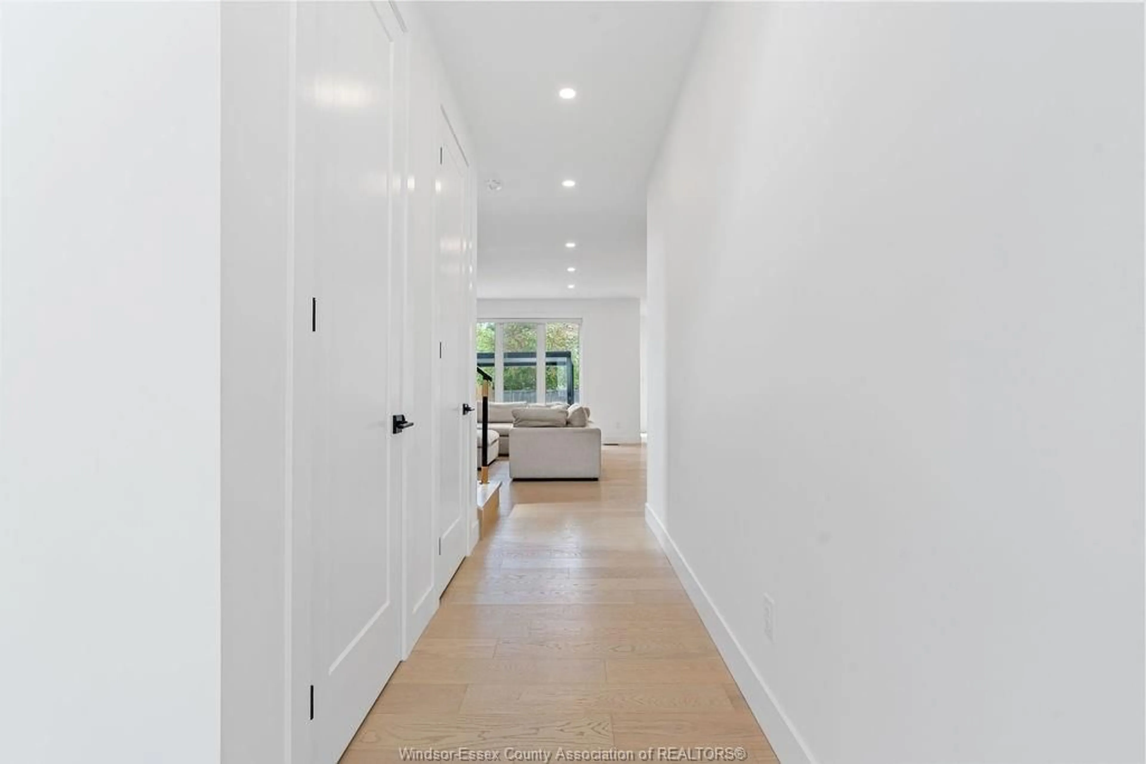 Indoor foyer for 2130 CABANA Rd, Windsor Ontario N9G 1E1