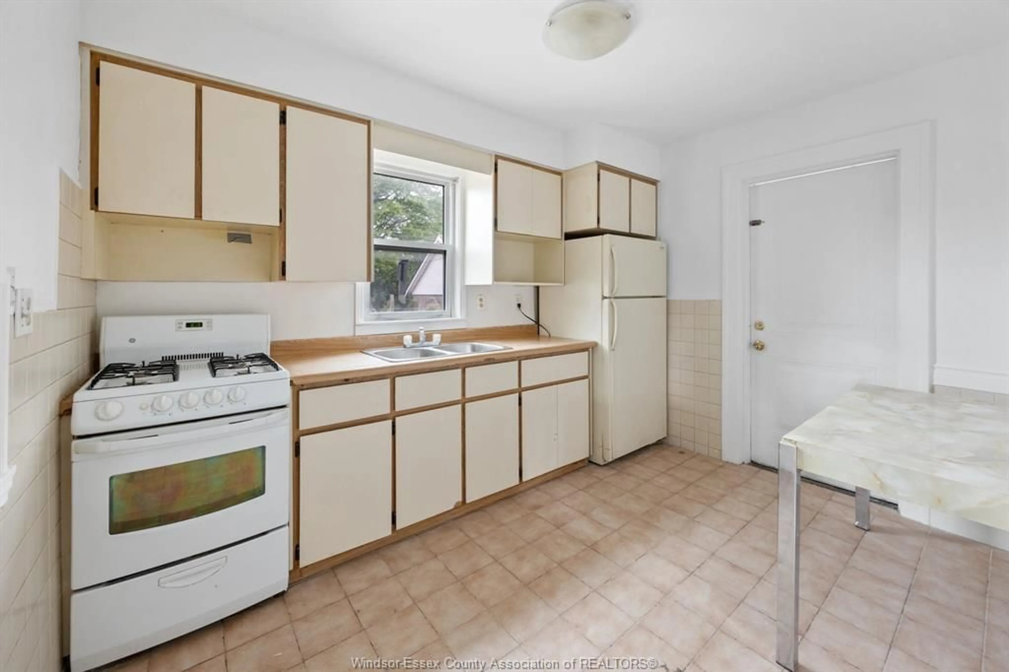 Standard kitchen, unknown for 1056 SHEPHERD St, Windsor Ontario N8X 2L7