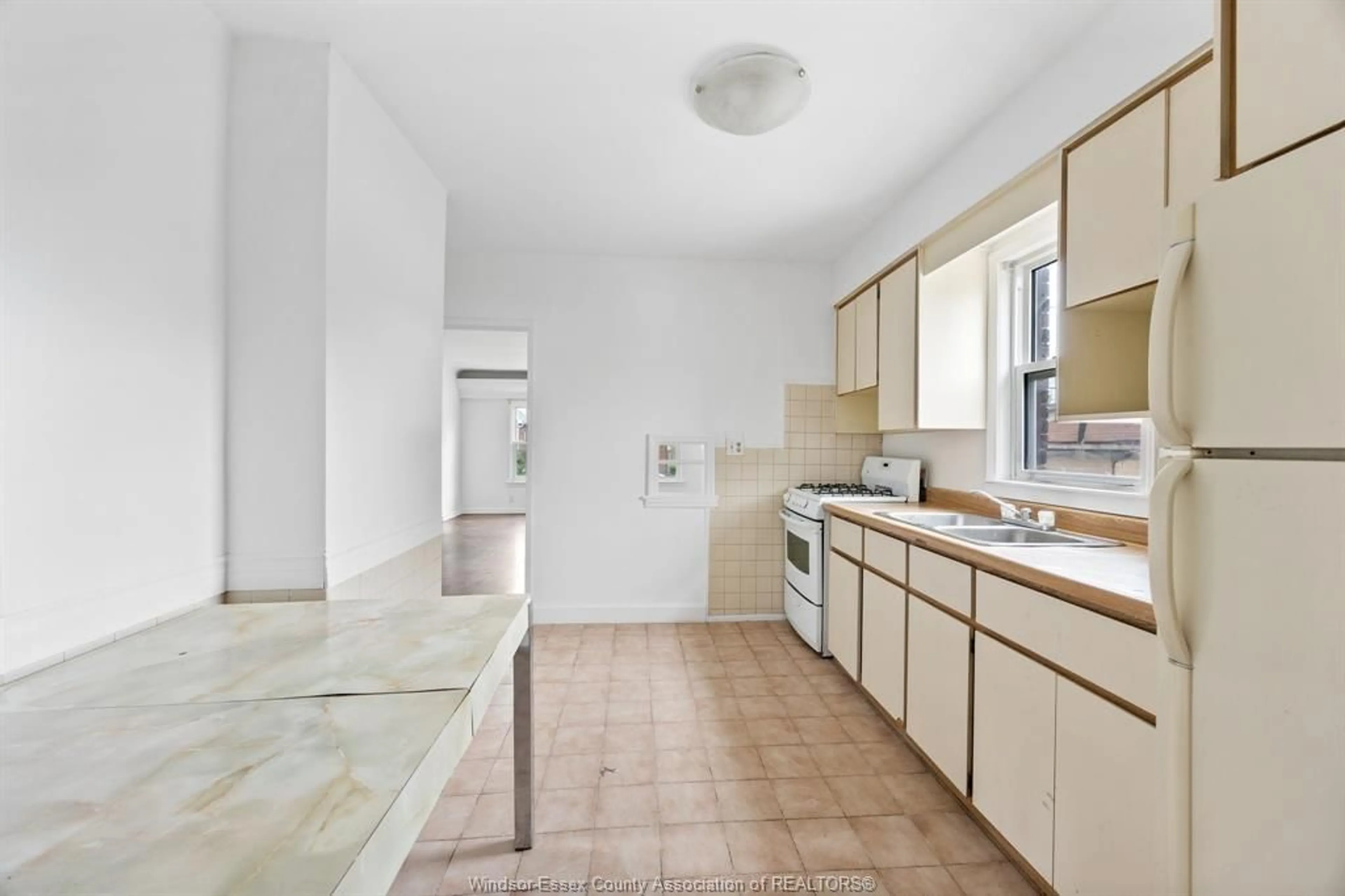Standard kitchen, ceramic/tile floor for 1056 SHEPHERD St, Windsor Ontario N8X 2L7