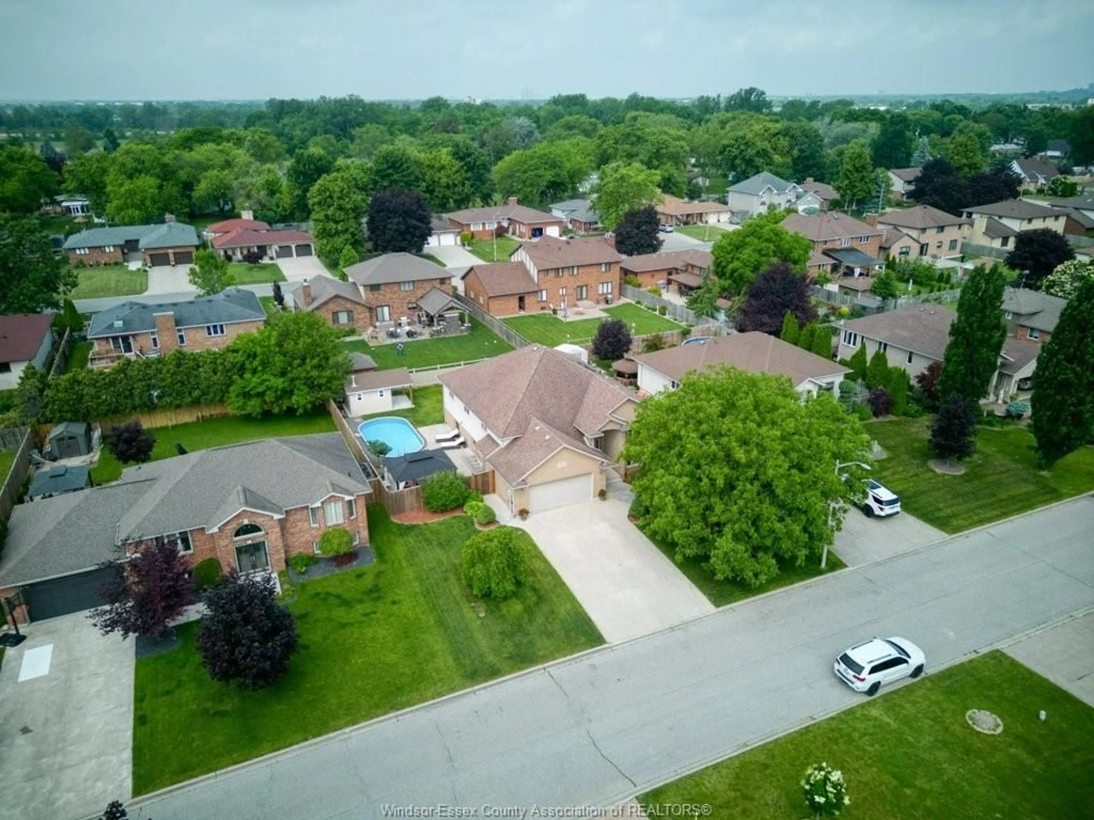 A pic from outside/outdoor area/front of a property/back of a property/a pic from drone, unknown for 1705 CHORNOBY Cres, Tecumseh Ontario N8N 5A1