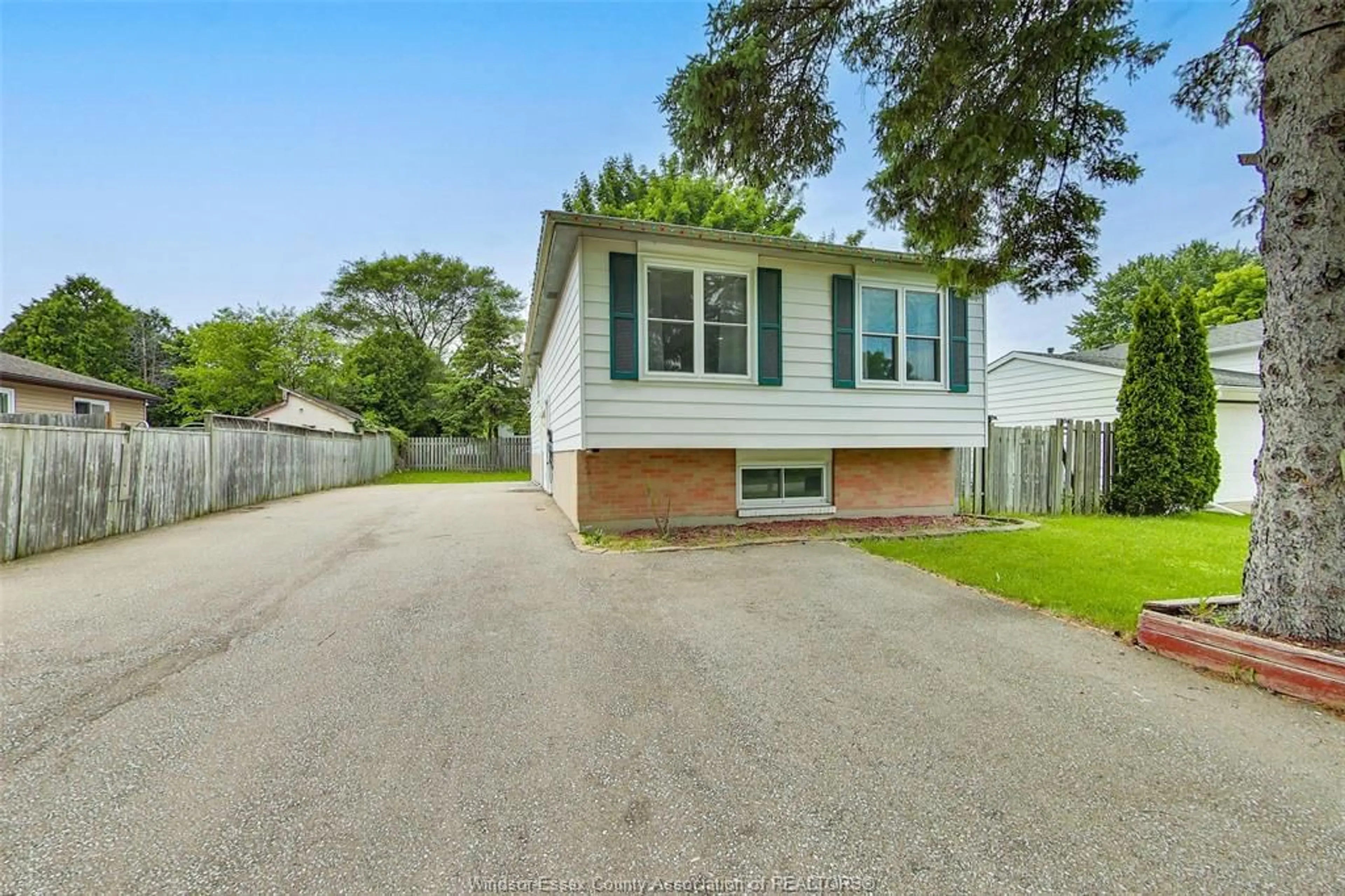 Unknown for 1339 ASCOT Cir, Sarnia Ontario N7S 4B2