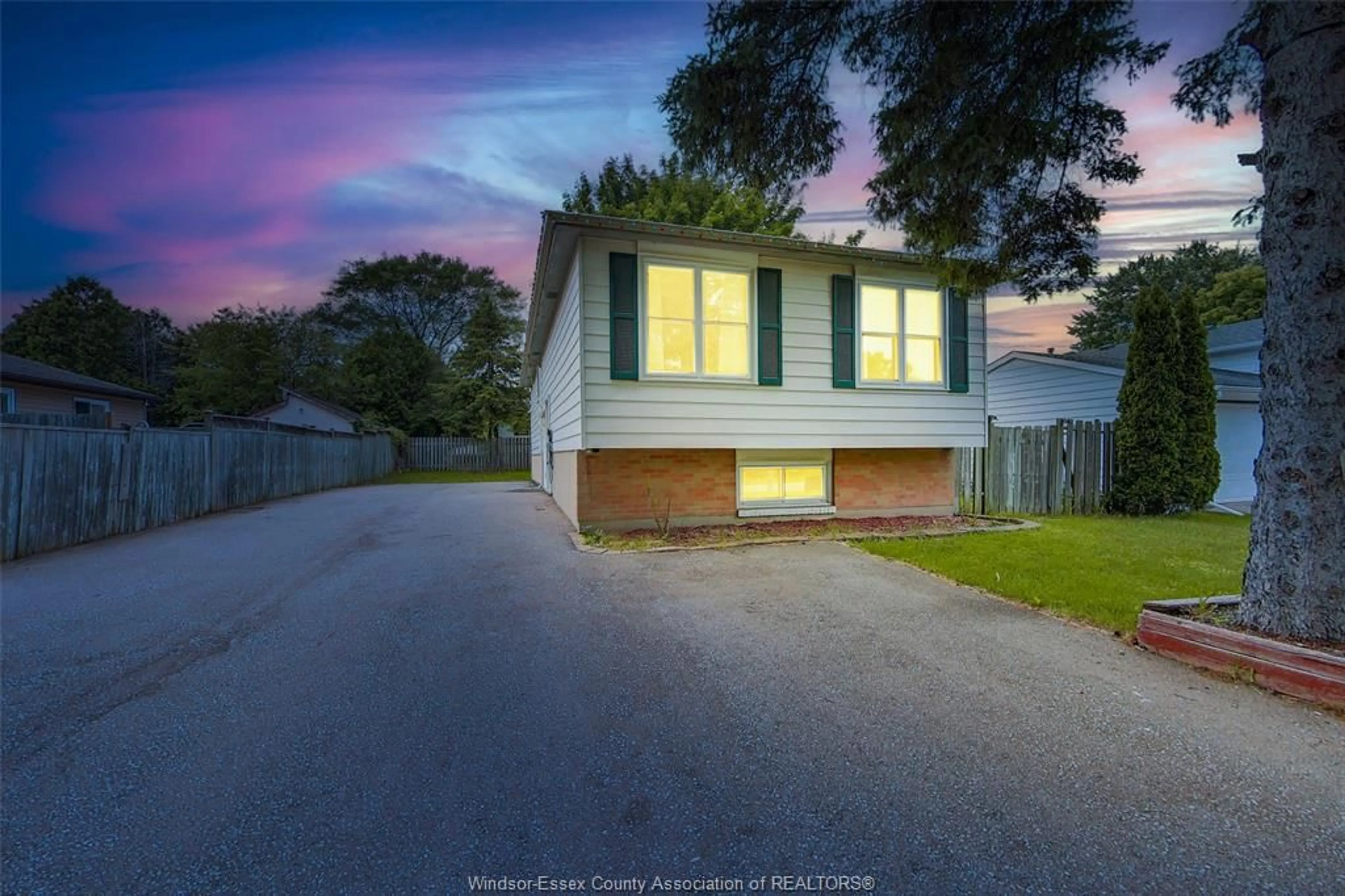 A pic from outside/outdoor area/front of a property/back of a property/a pic from drone, street for 1339 ASCOT Cir, Sarnia Ontario N7S 4B2