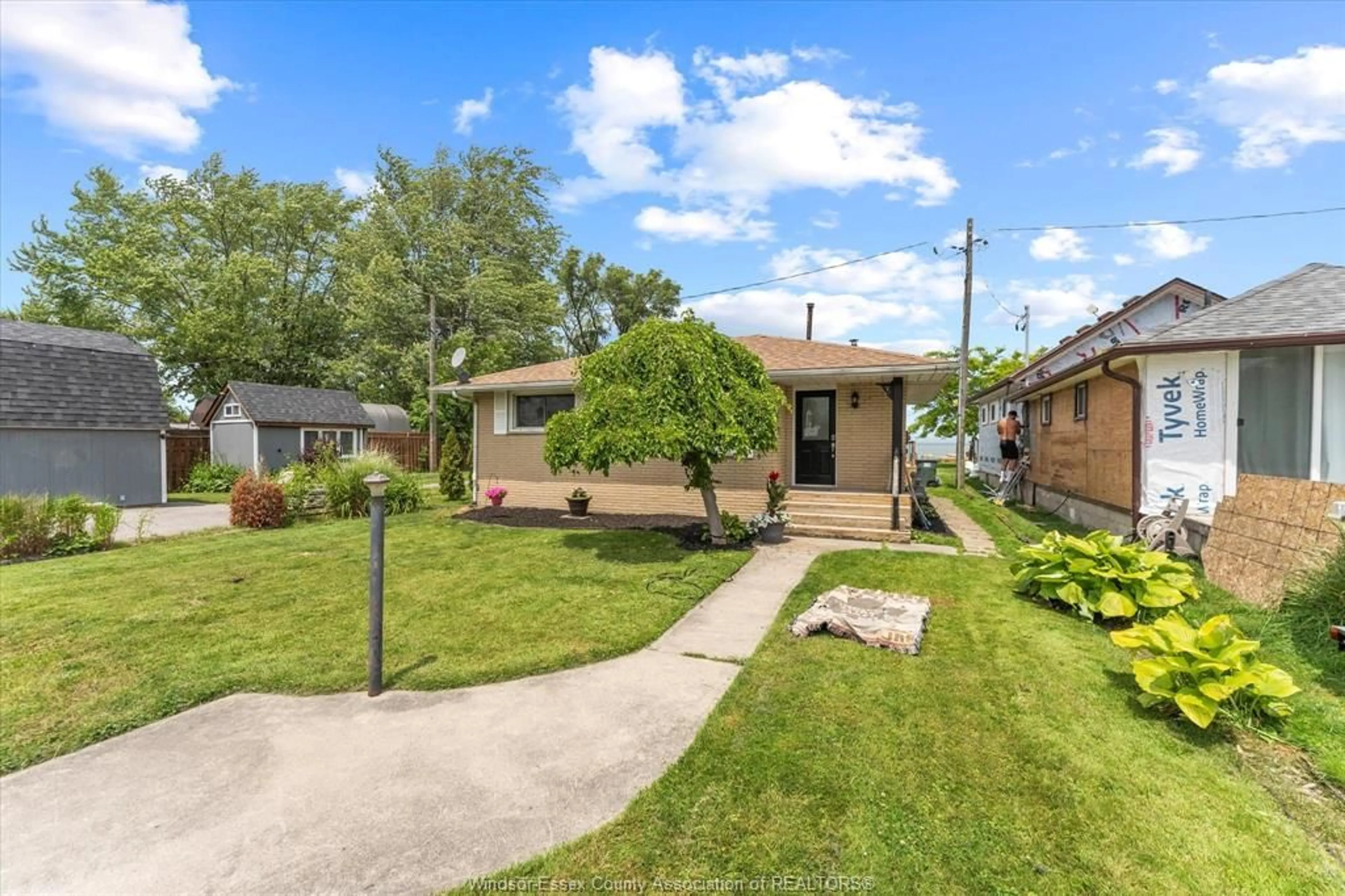 A pic from outside/outdoor area/front of a property/back of a property/a pic from drone, street for 591 ROSS BEACH Rd, Lakeshore Ontario N0R 1A0