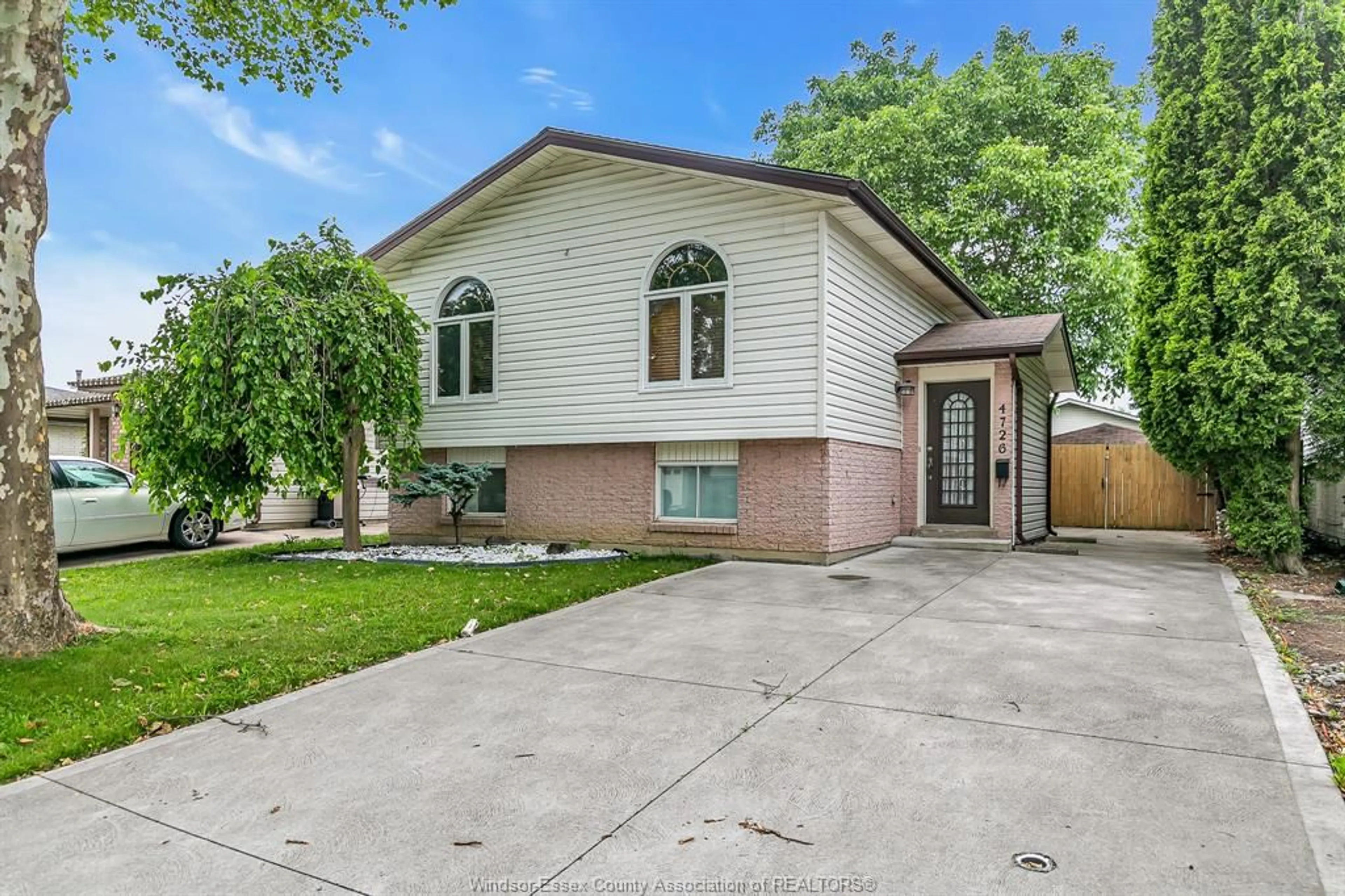 Home with vinyl exterior material, street for 4726 THERESA Pl, Windsor Ontario N8T 3M6