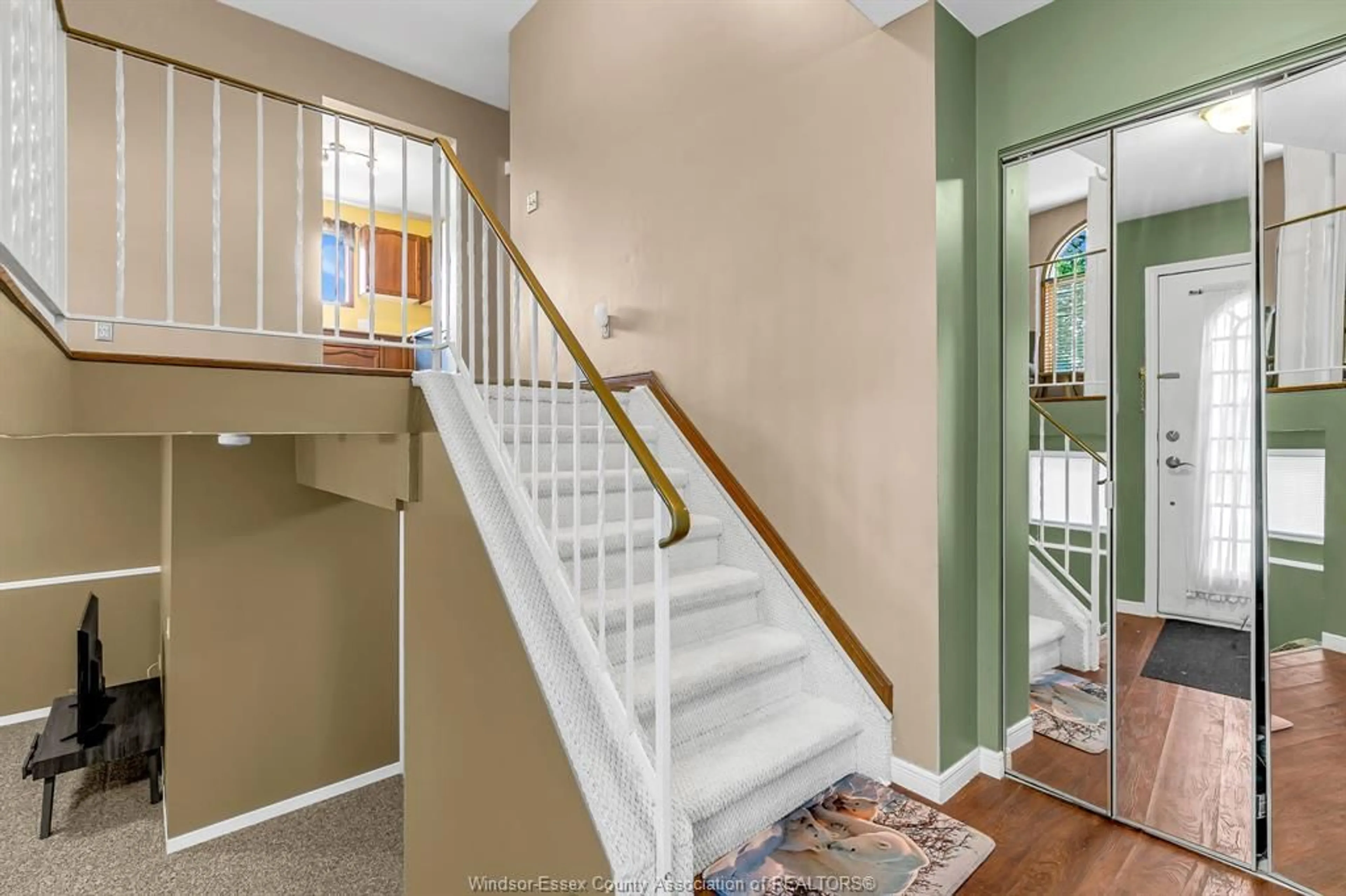 Indoor entryway for 4726 THERESA Pl, Windsor Ontario N8T 3M6