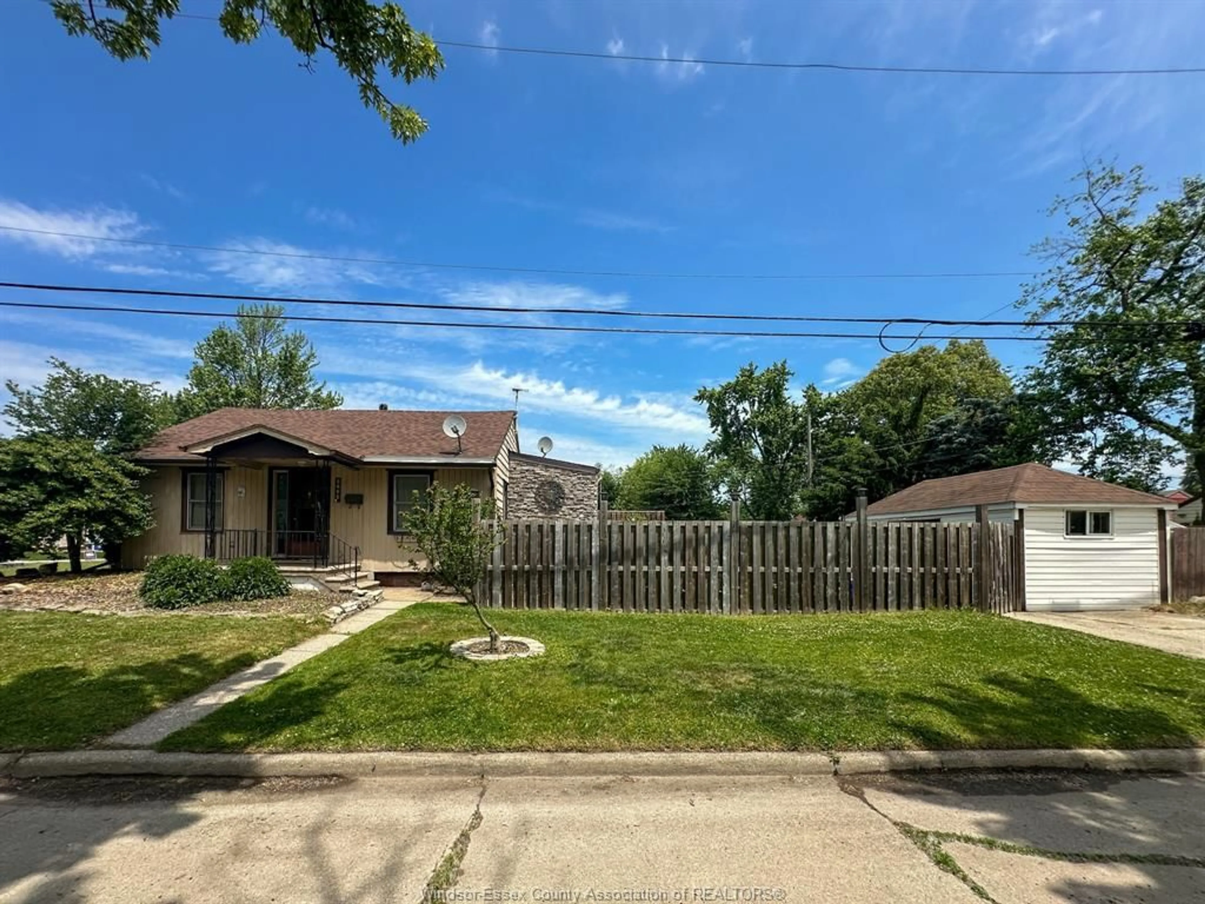 A pic from outside/outdoor area/front of a property/back of a property/a pic from drone, street for 3495 BARRYMORE, Windsor Ontario N9C 1V2