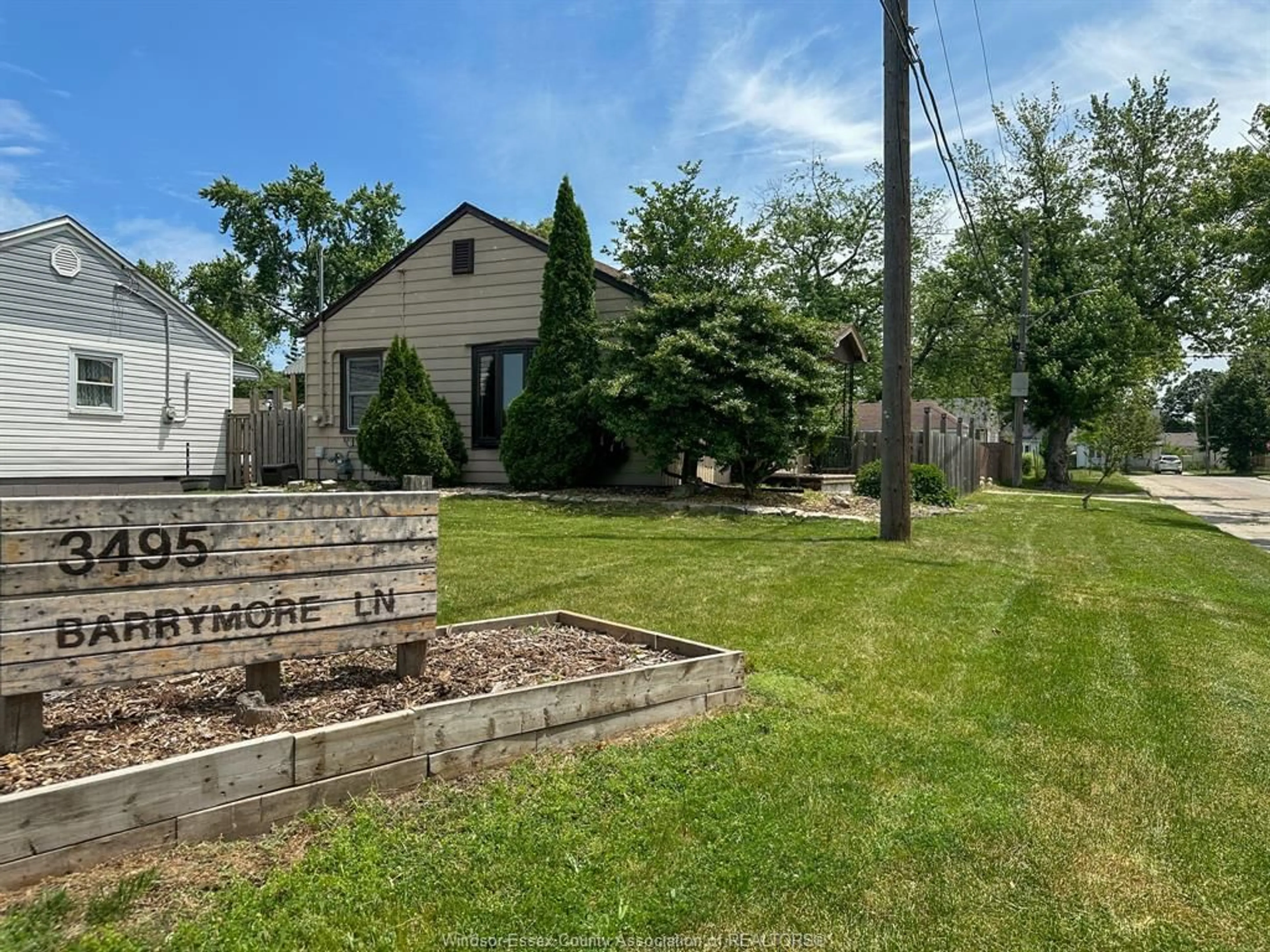 A pic from outside/outdoor area/front of a property/back of a property/a pic from drone, street for 3495 BARRYMORE, Windsor Ontario N9C 1V2