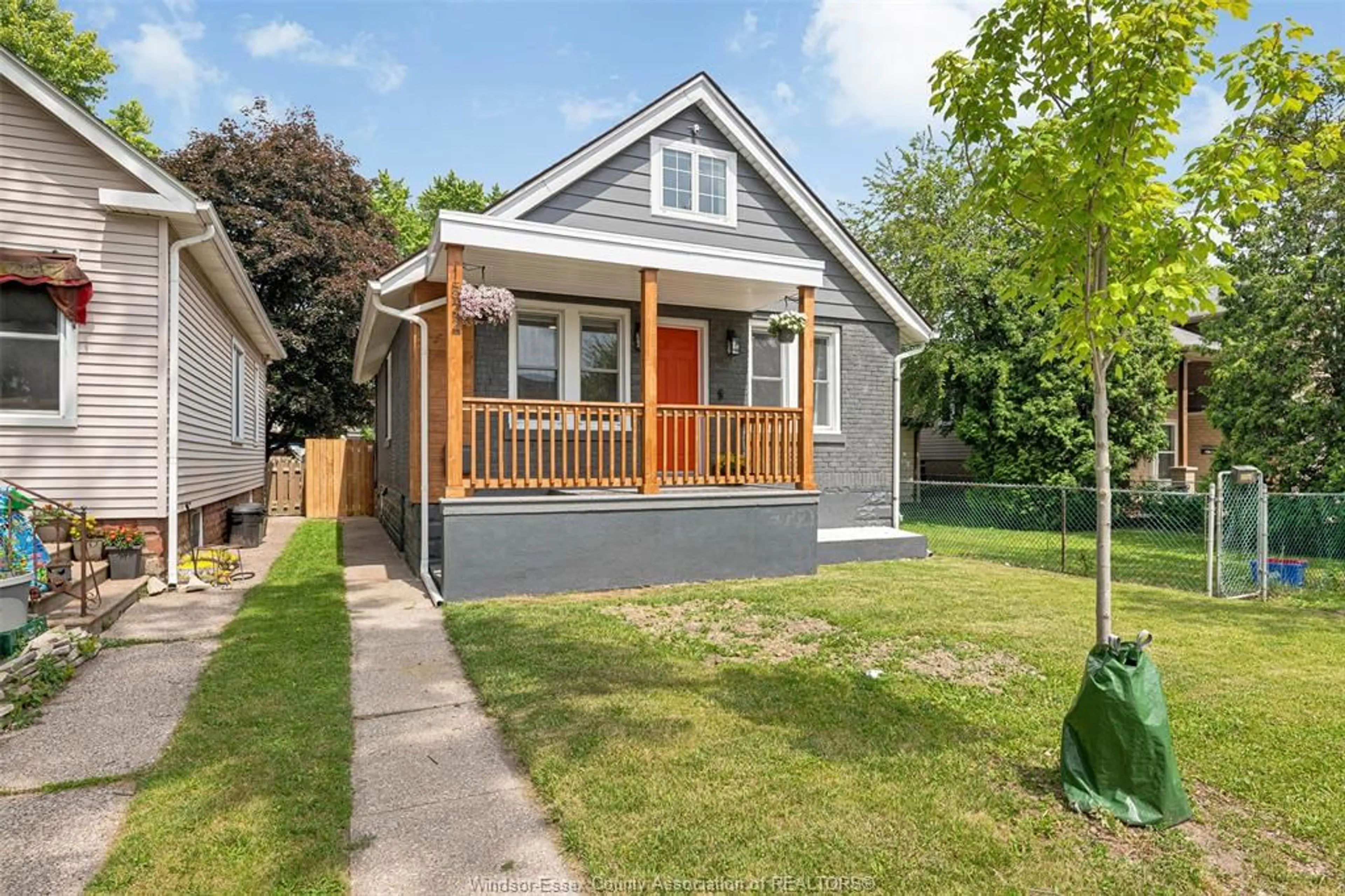 Home with vinyl exterior material, street for 1522 MOY, Windsor Ontario N8X 4S9