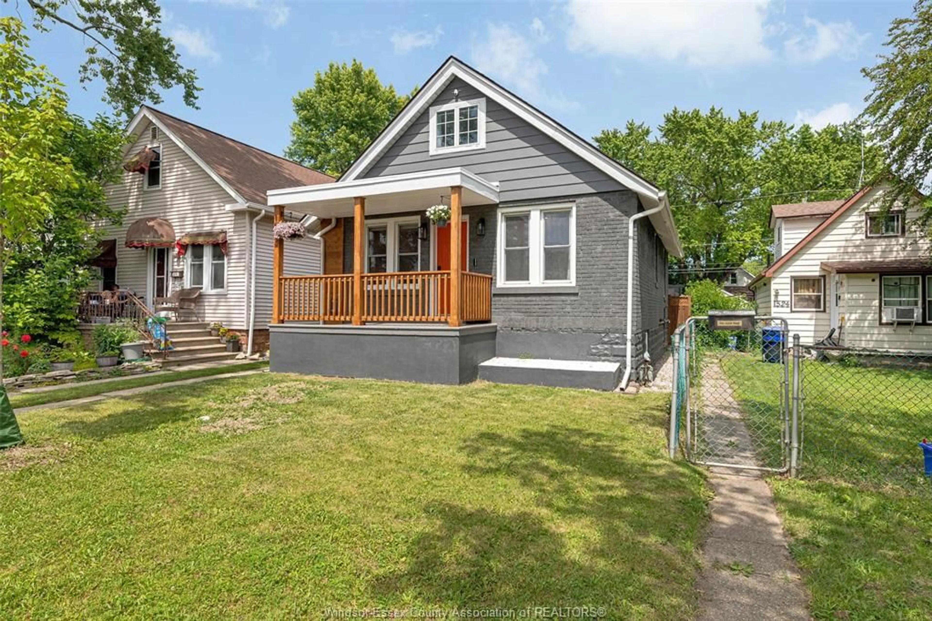 Home with vinyl exterior material, street for 1522 MOY, Windsor Ontario N8X 4S9