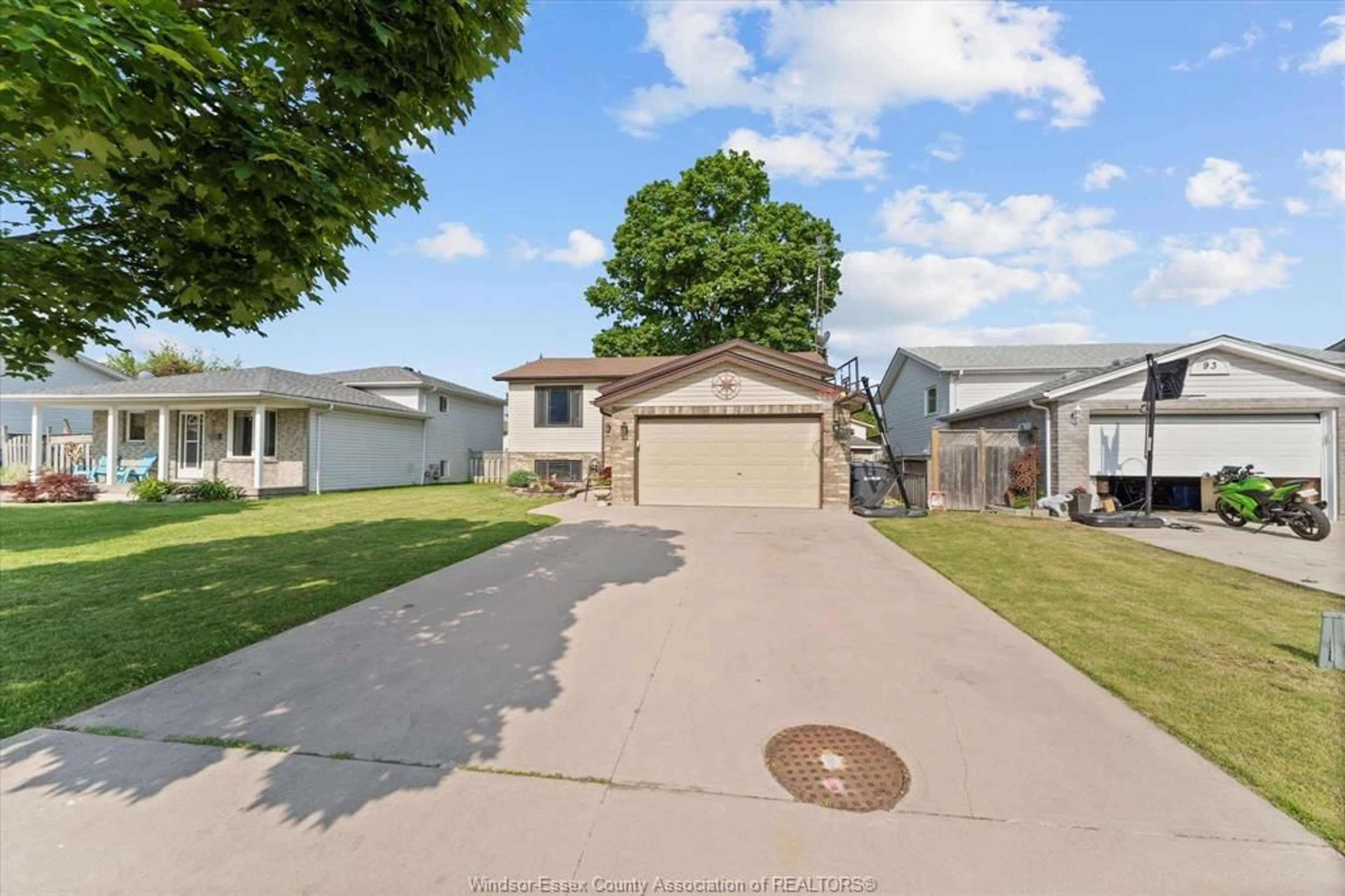 A pic from outside/outdoor area/front of a property/back of a property/a pic from drone, street for 97 ILLINOIS St, Amherstburg Ontario N9V 3Y3