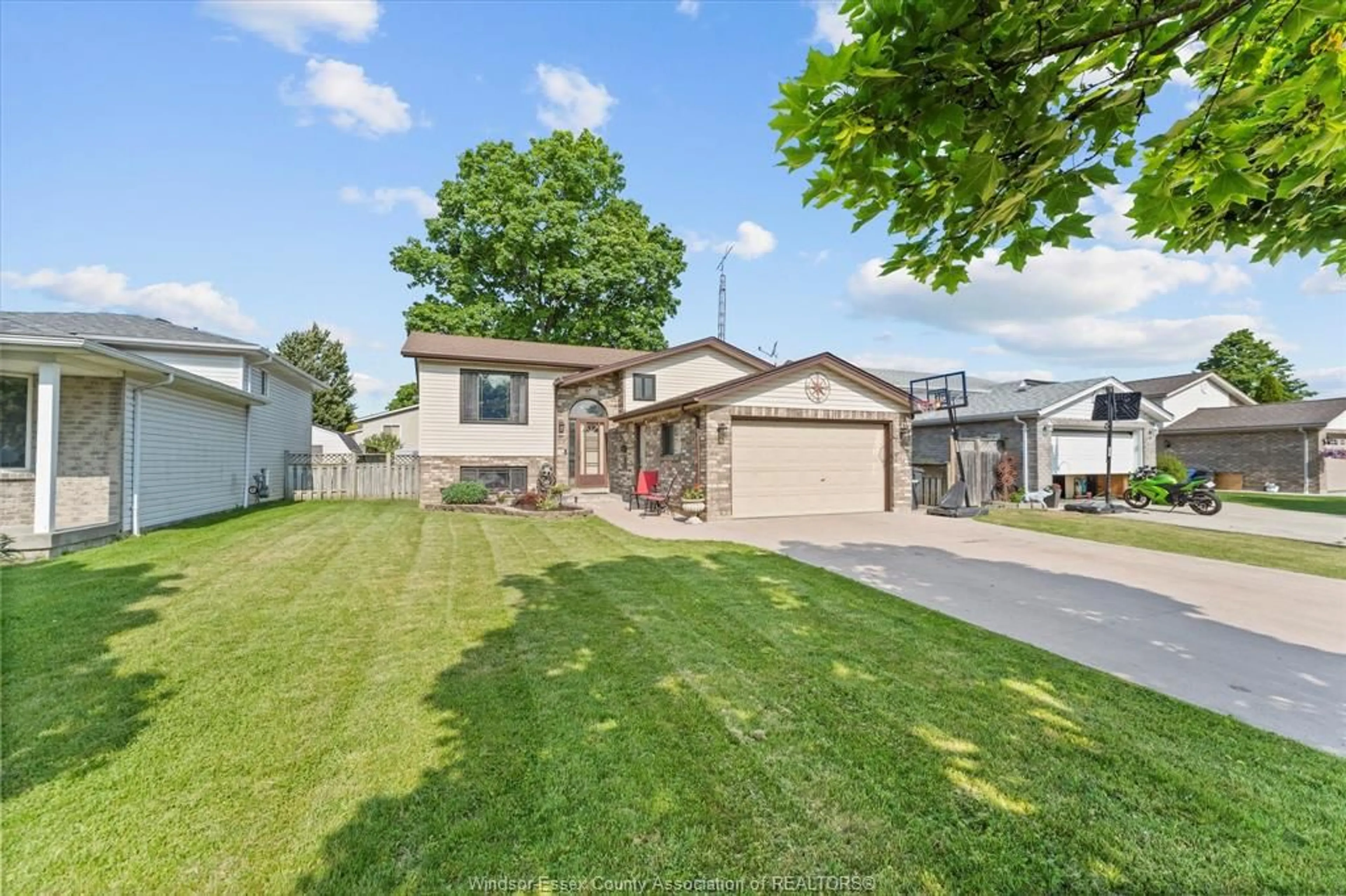 A pic from outside/outdoor area/front of a property/back of a property/a pic from drone, street for 97 ILLINOIS St, Amherstburg Ontario N9V 3Y3