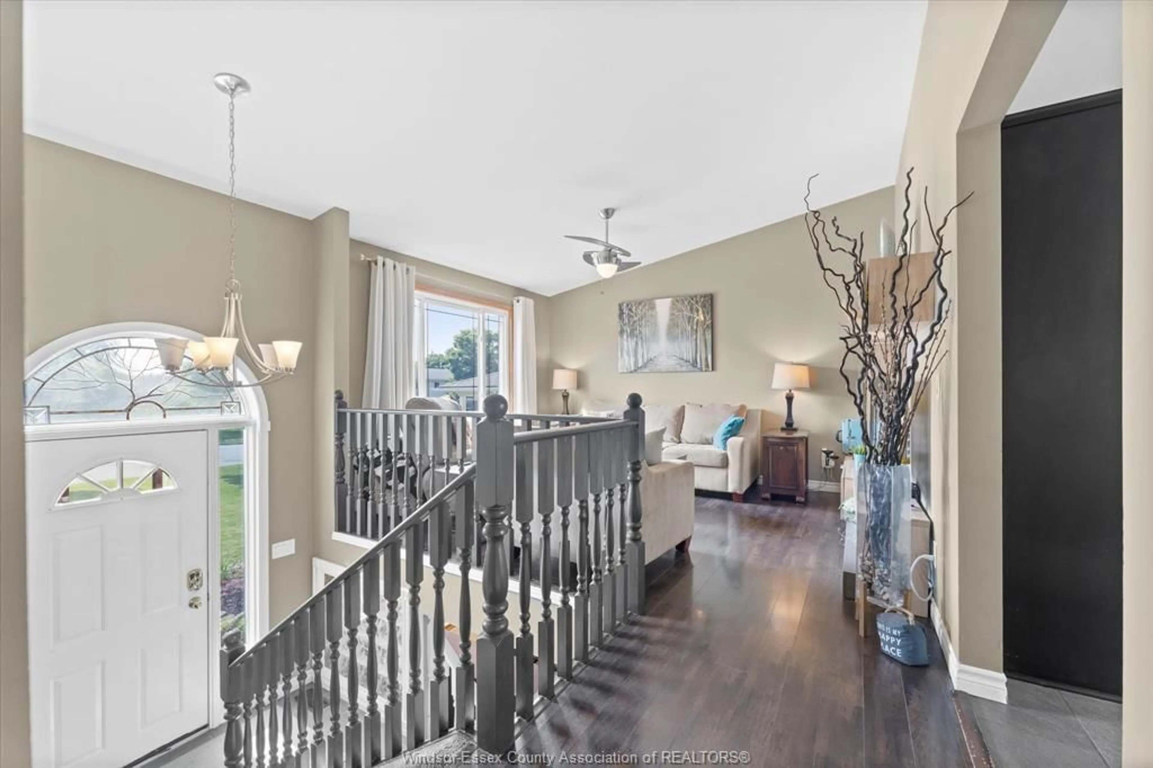 Indoor entryway for 97 ILLINOIS St, Amherstburg Ontario N9V 3Y3