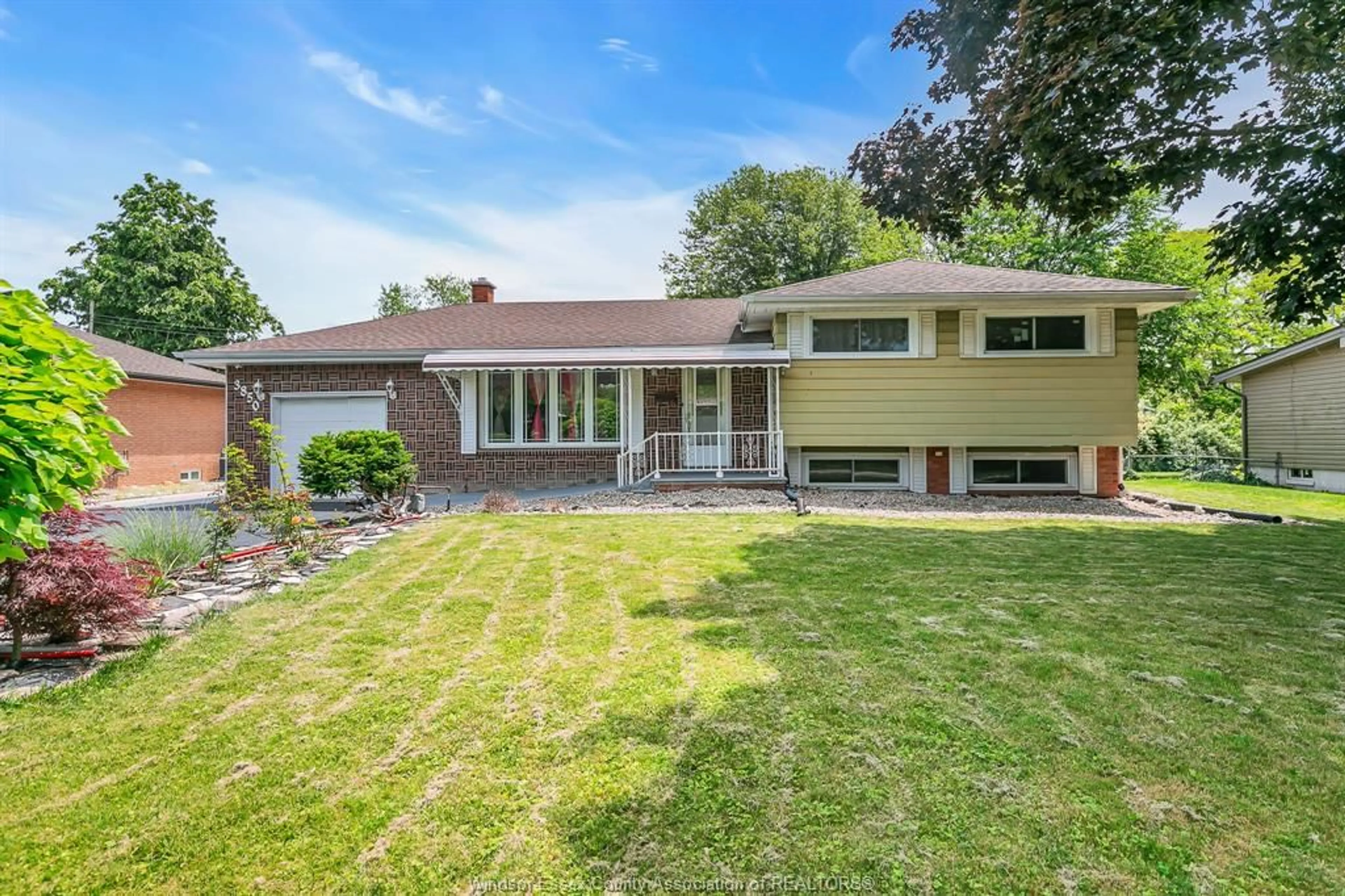 Home with vinyl exterior material, street for 3850 HARCOURT, Windsor Ontario N9G 1B6