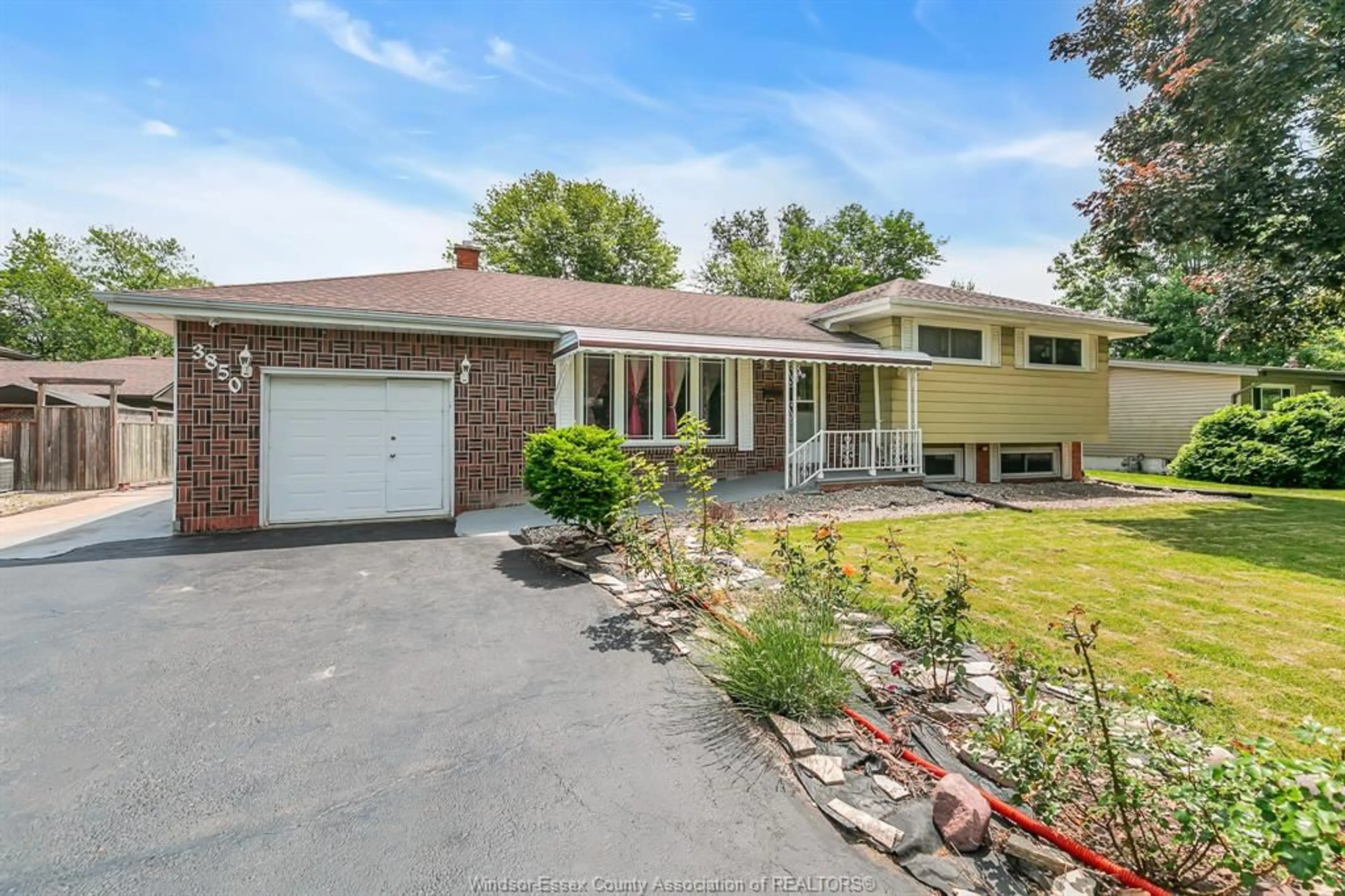 A pic from outside/outdoor area/front of a property/back of a property/a pic from drone, street for 3850 HARCOURT, Windsor Ontario N9G 1B6
