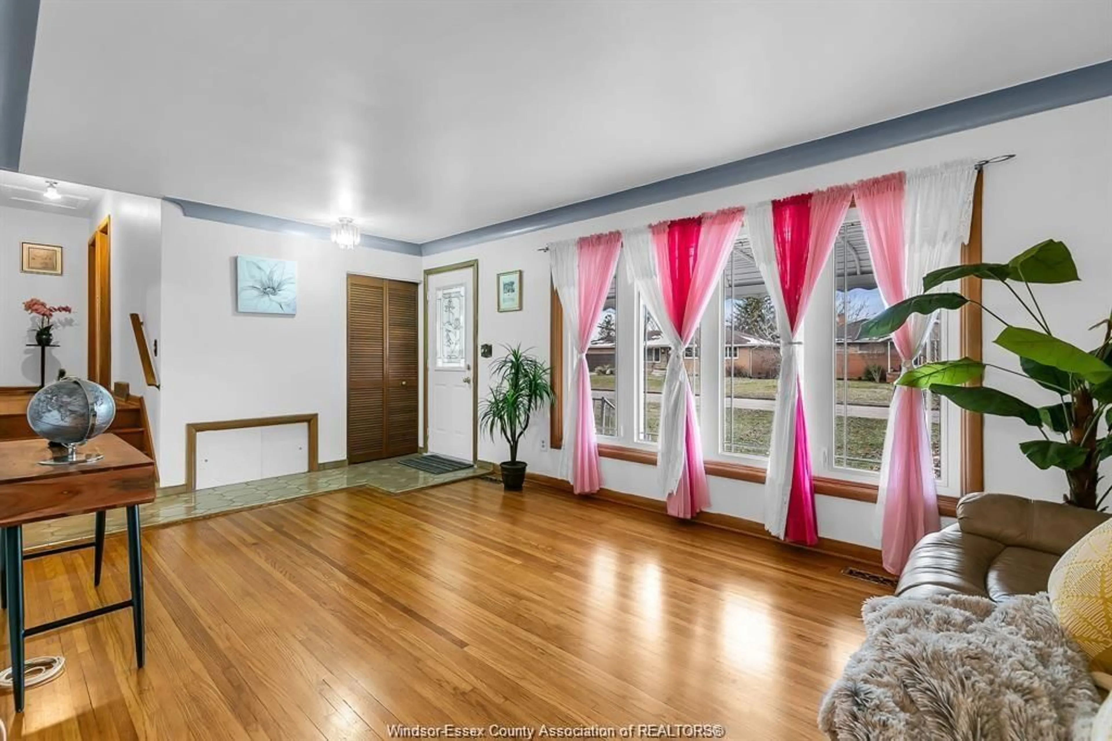 Indoor foyer for 3850 HARCOURT, Windsor Ontario N9G 1B6