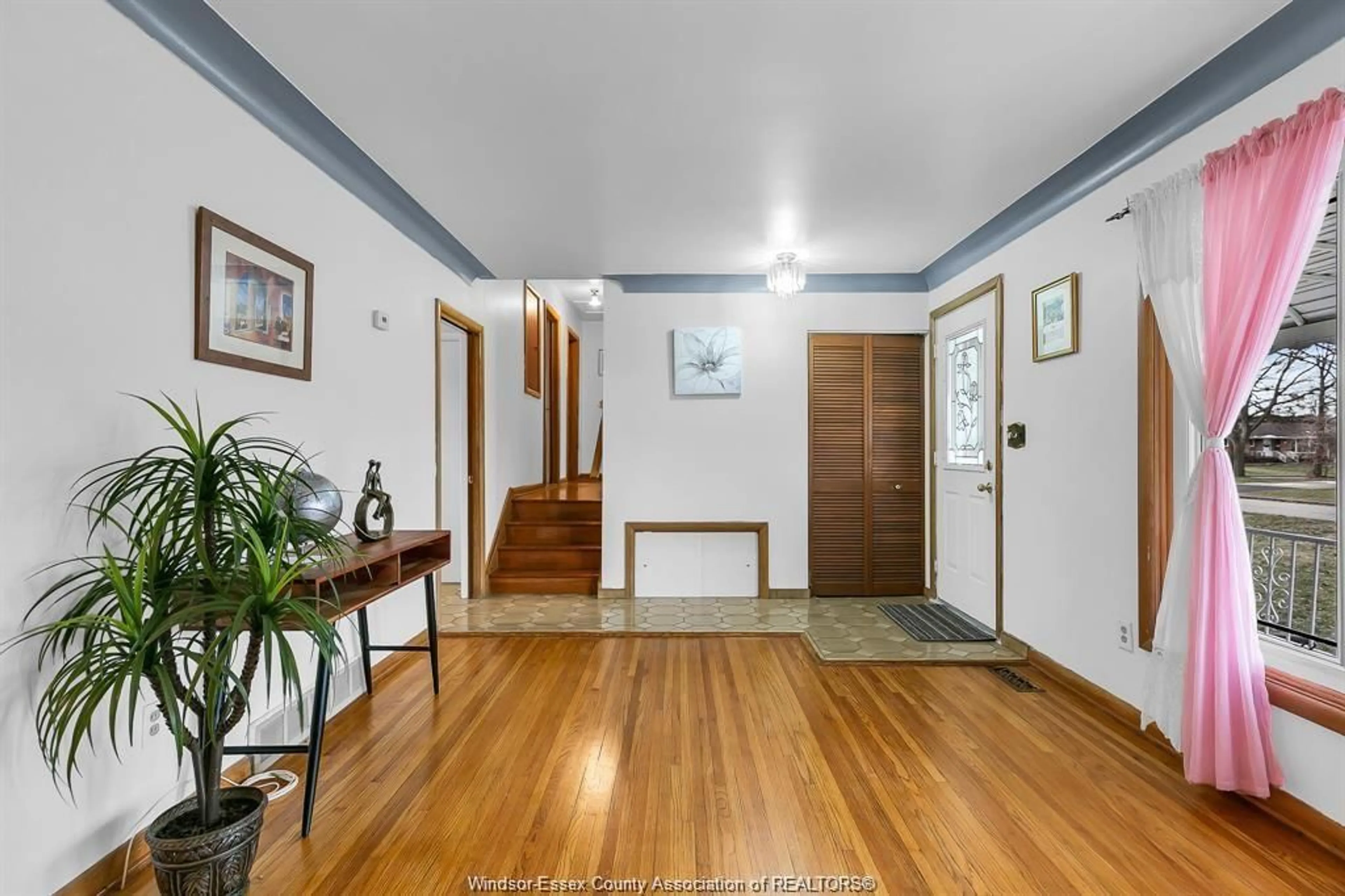 Indoor foyer for 3850 HARCOURT, Windsor Ontario N9G 1B6