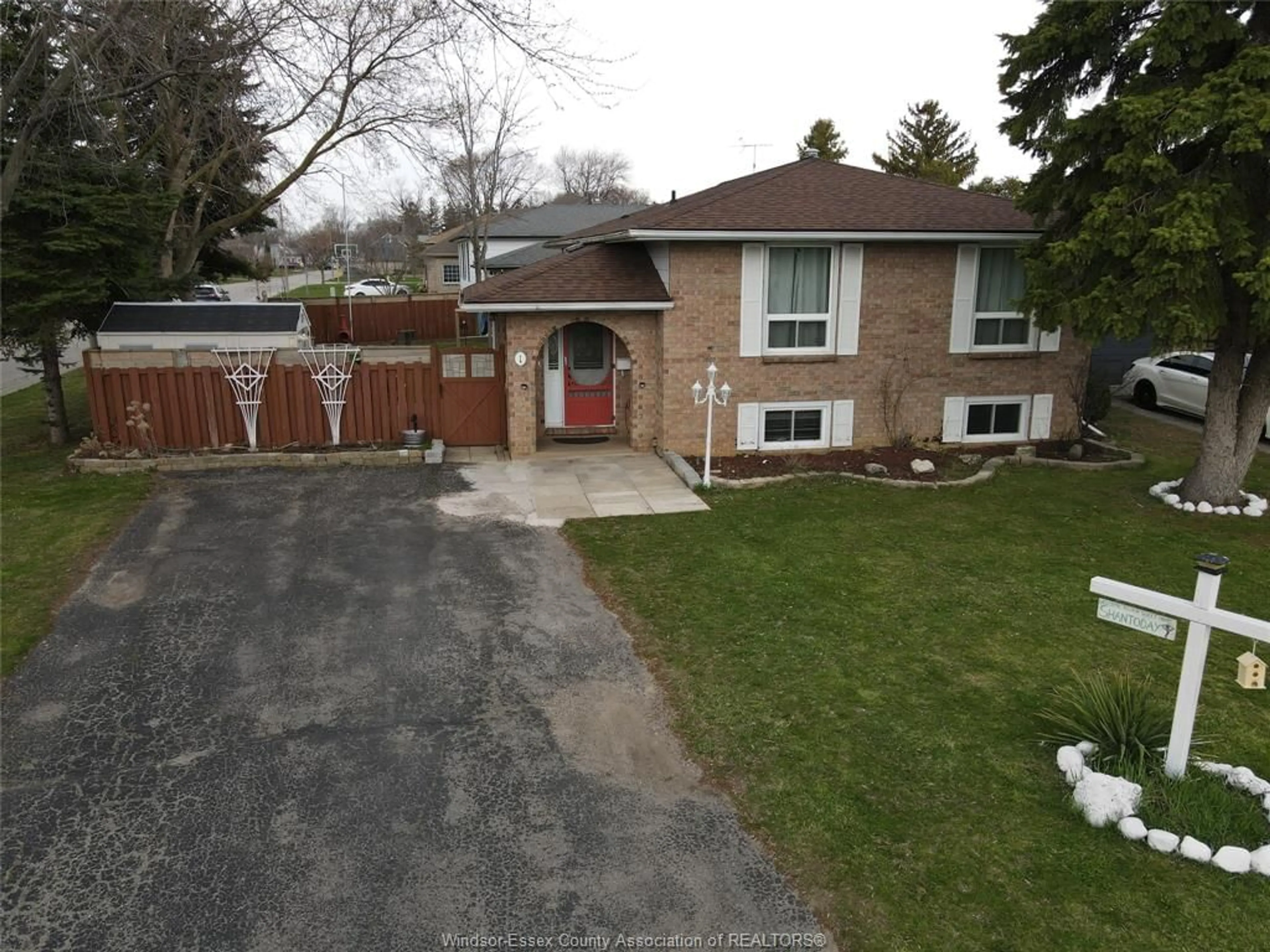 A pic from outside/outdoor area/front of a property/back of a property/a pic from drone, street for 1 LUCY Cres, Leamington Ontario N8H 4S4