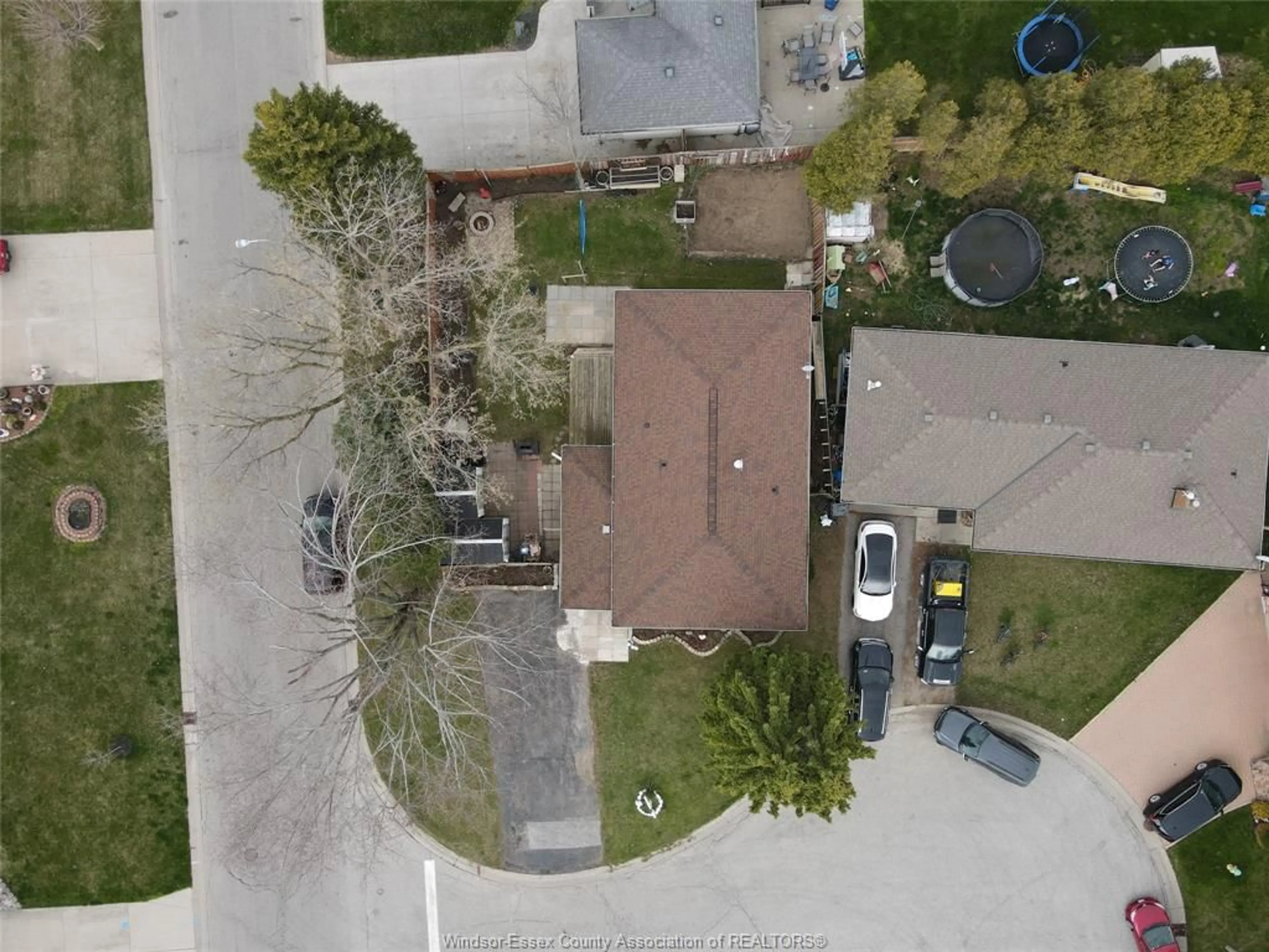 A pic from outside/outdoor area/front of a property/back of a property/a pic from drone, street for 1 LUCY Cres, Leamington Ontario N8H 4S4