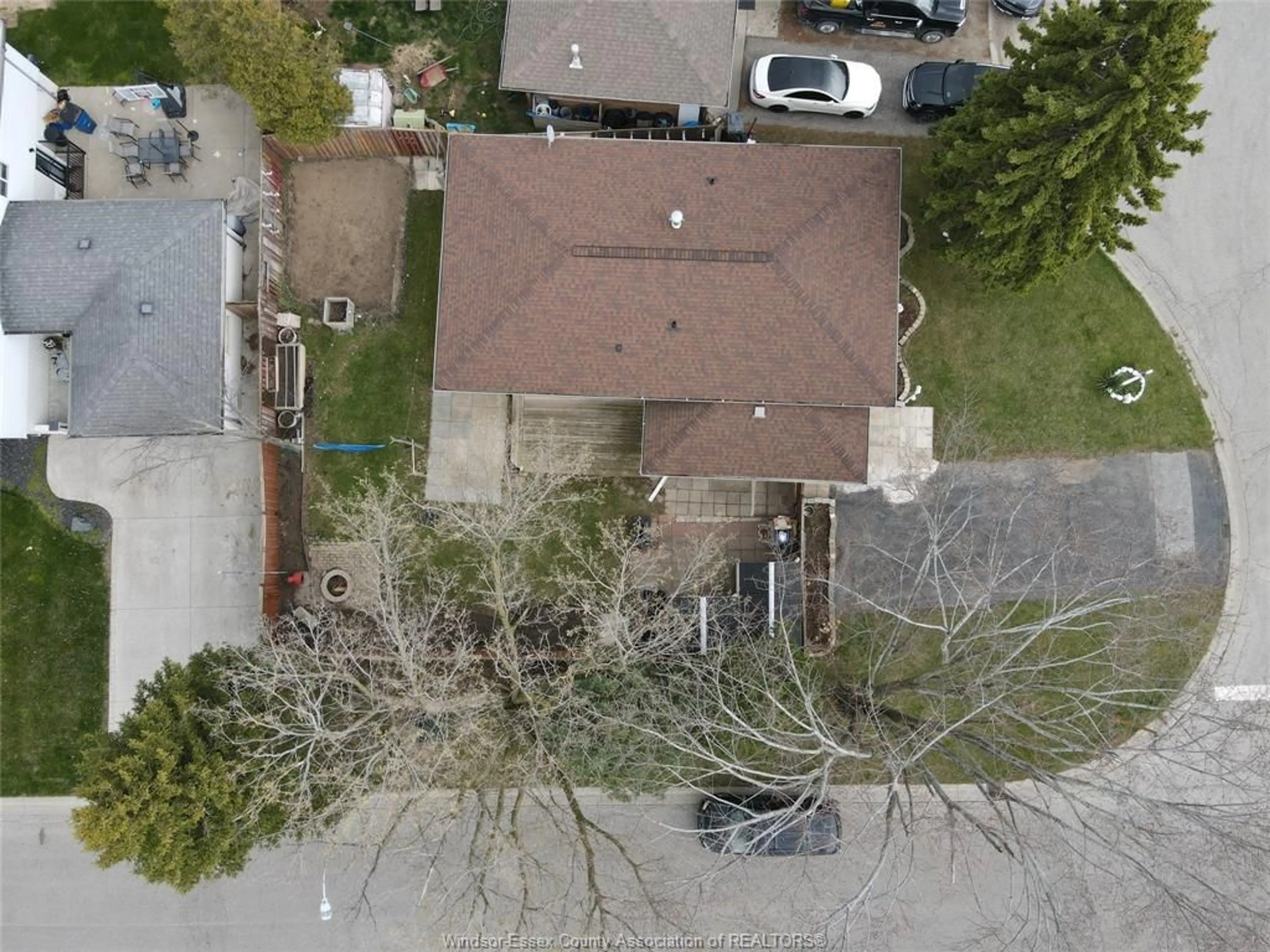 A pic from outside/outdoor area/front of a property/back of a property/a pic from drone, street for 1 LUCY Cres, Leamington Ontario N8H 4S4