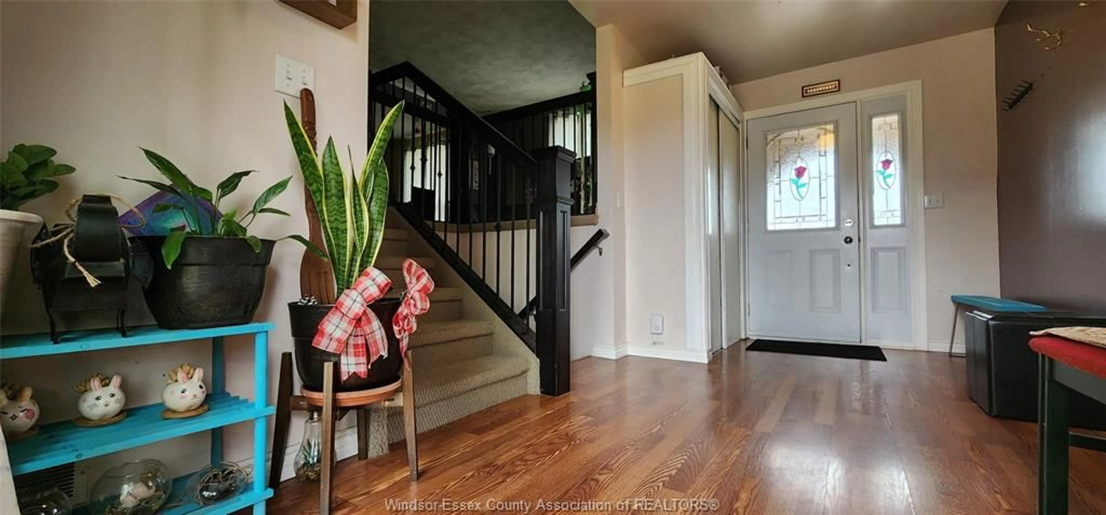 Indoor foyer for 1 LUCY Cres, Leamington Ontario N8H 4S4