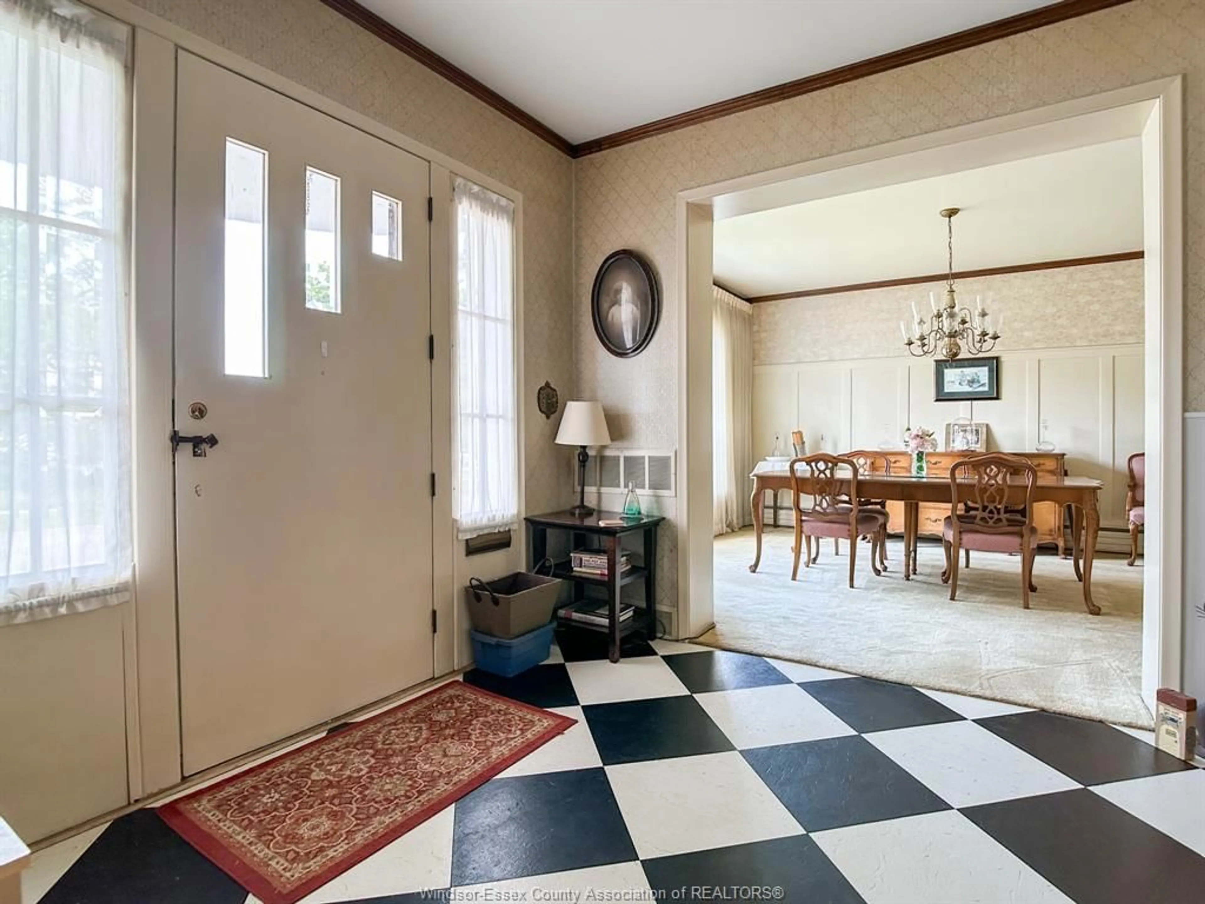 Indoor foyer for 36 MARLBOROUGH ST W, Leamington Ontario N8N 1V8