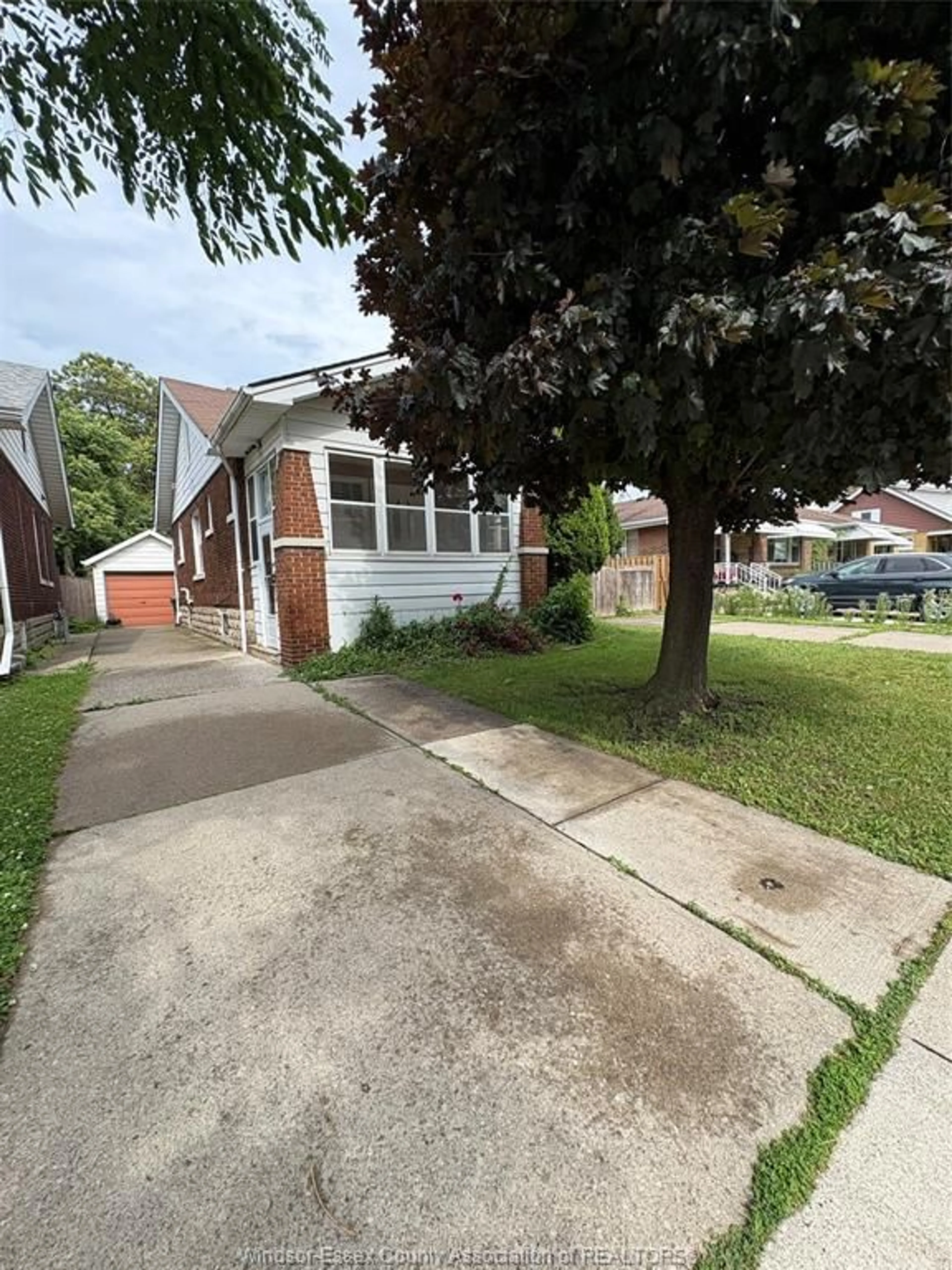 A pic from outside/outdoor area/front of a property/back of a property/a pic from drone, street for 1002 DAWSON, Windsor Ontario N8Y 4A4