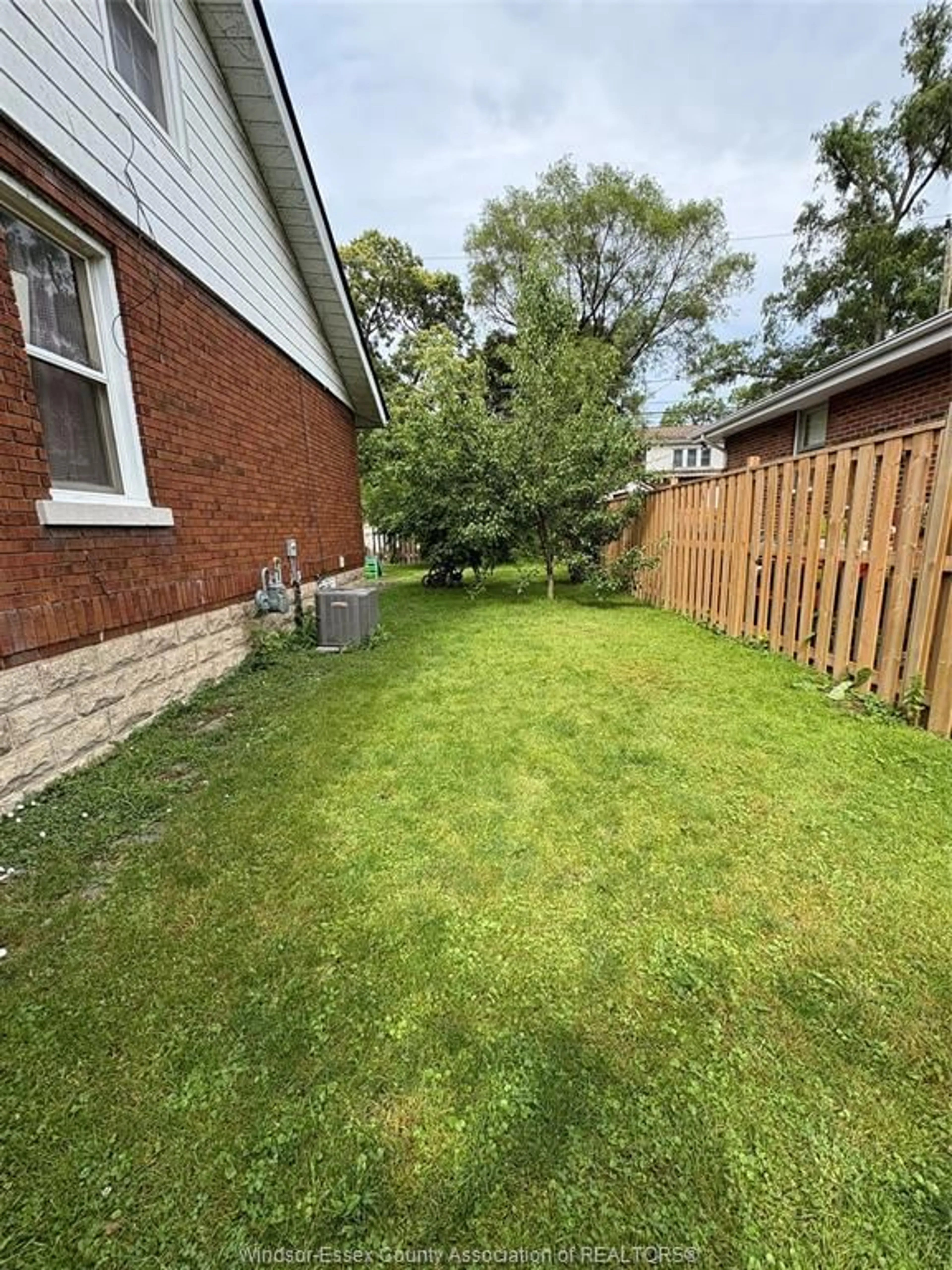 Unknown for 1002 DAWSON, Windsor Ontario N8Y 4A4