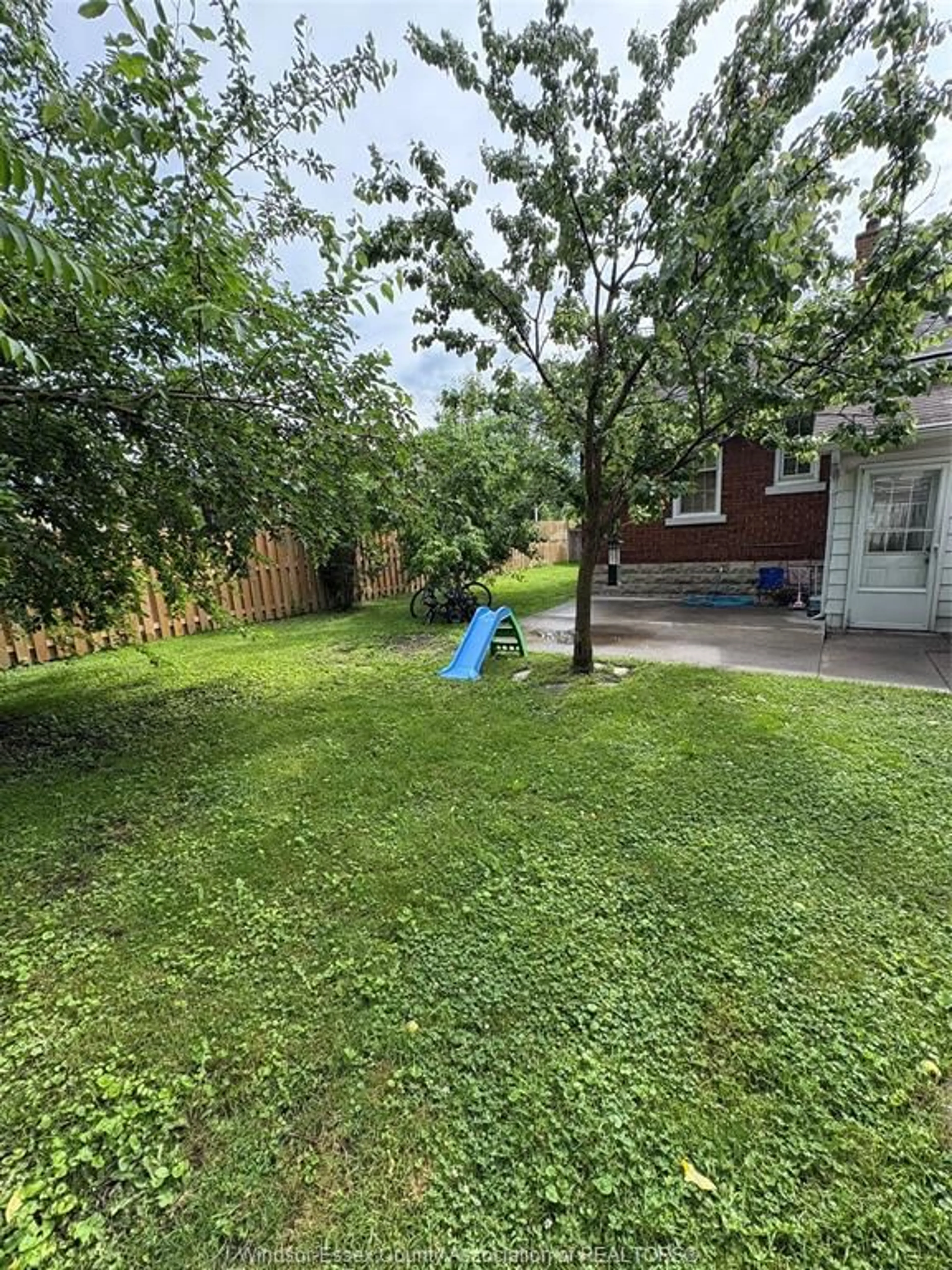 A pic from outside/outdoor area/front of a property/back of a property/a pic from drone, street for 1002 DAWSON, Windsor Ontario N8Y 4A4