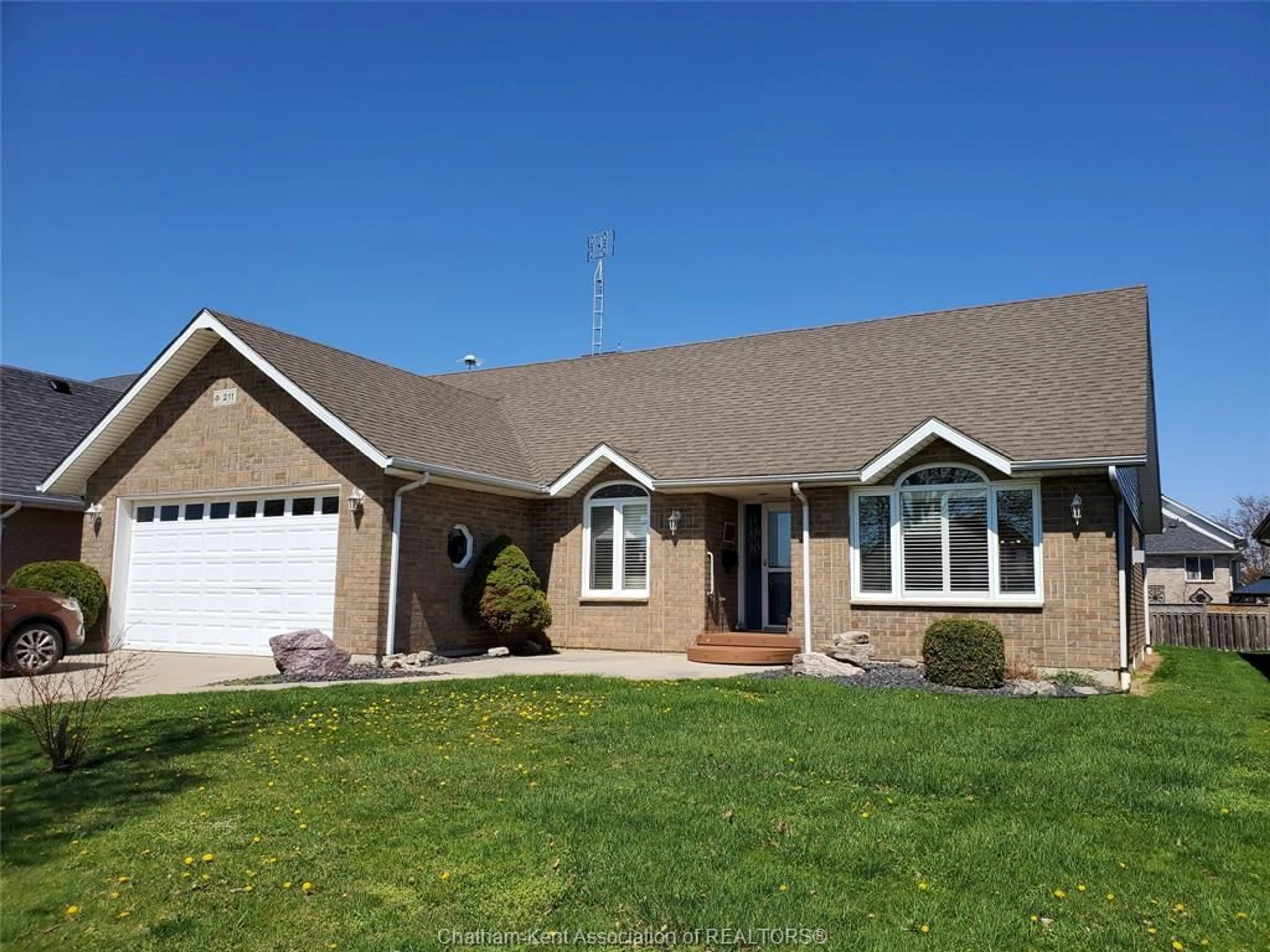 Home with vinyl exterior material, street for 211 Garden Path, Chatham Ontario N7L 5M2