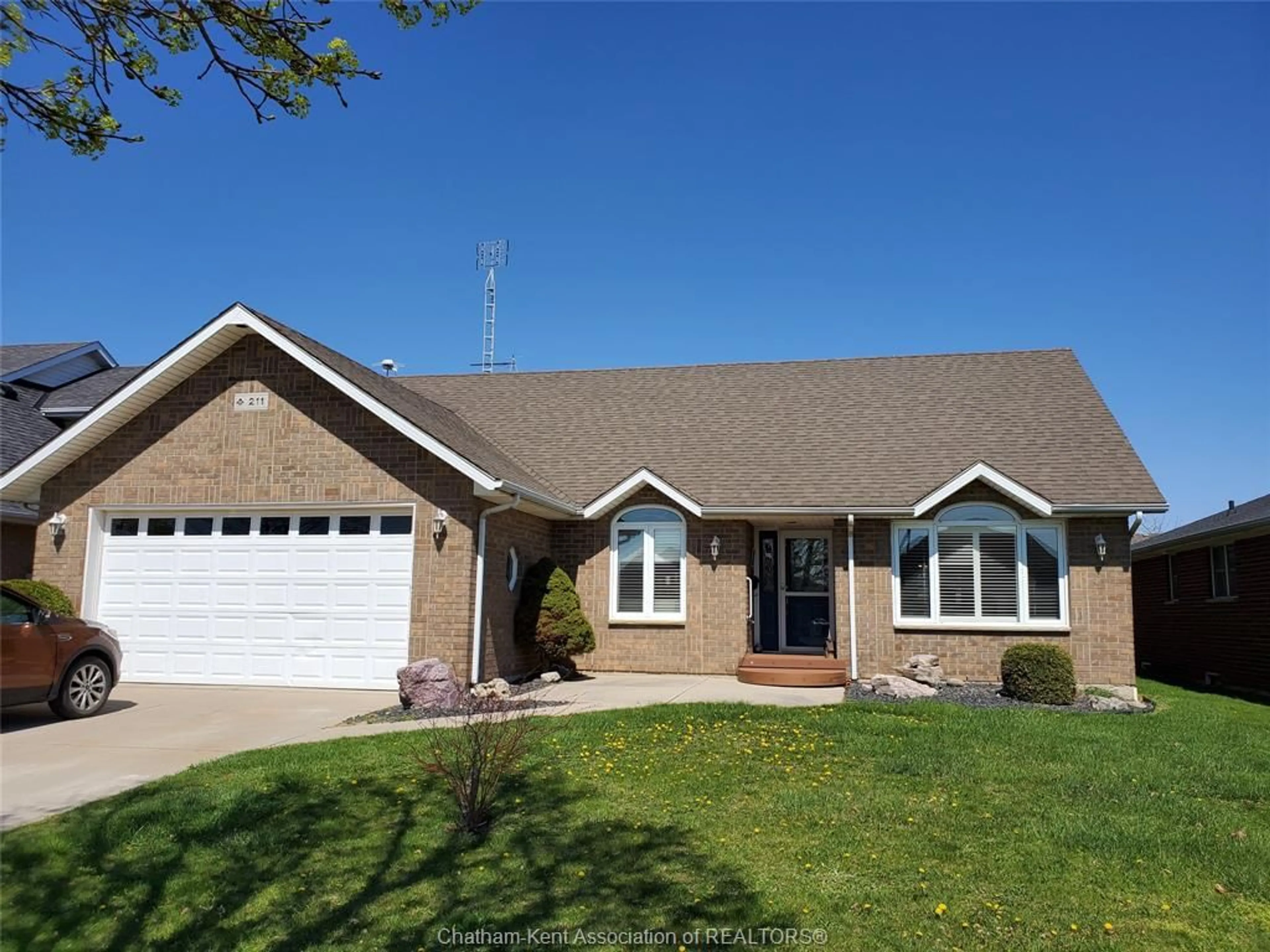 Home with vinyl exterior material, street for 211 Garden Path, Chatham Ontario N7L 5M2