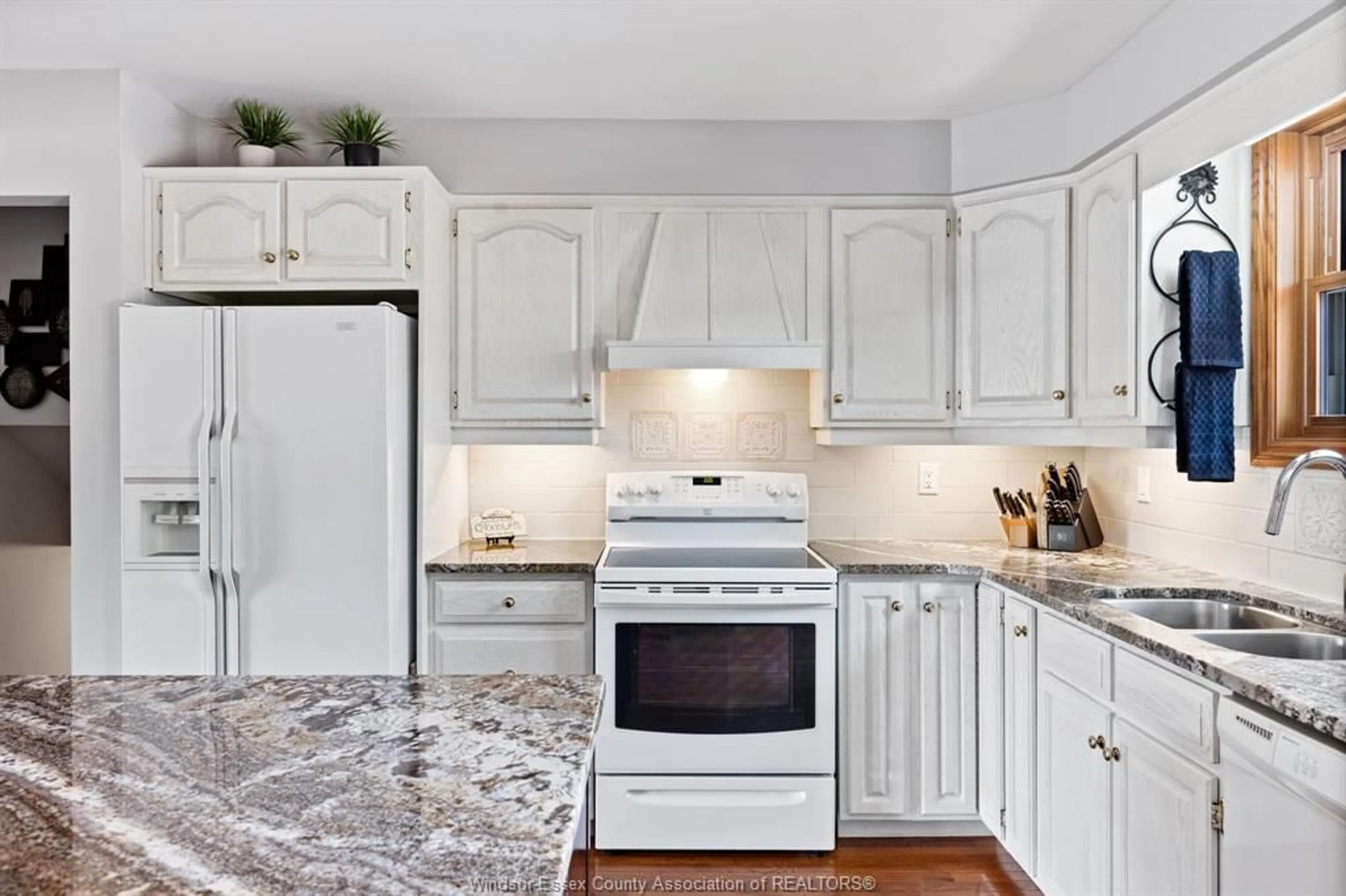 Open concept kitchen, ceramic/tile floor for 12680 KIMBERLY Dr, Tecumseh Ontario N8N 3H7