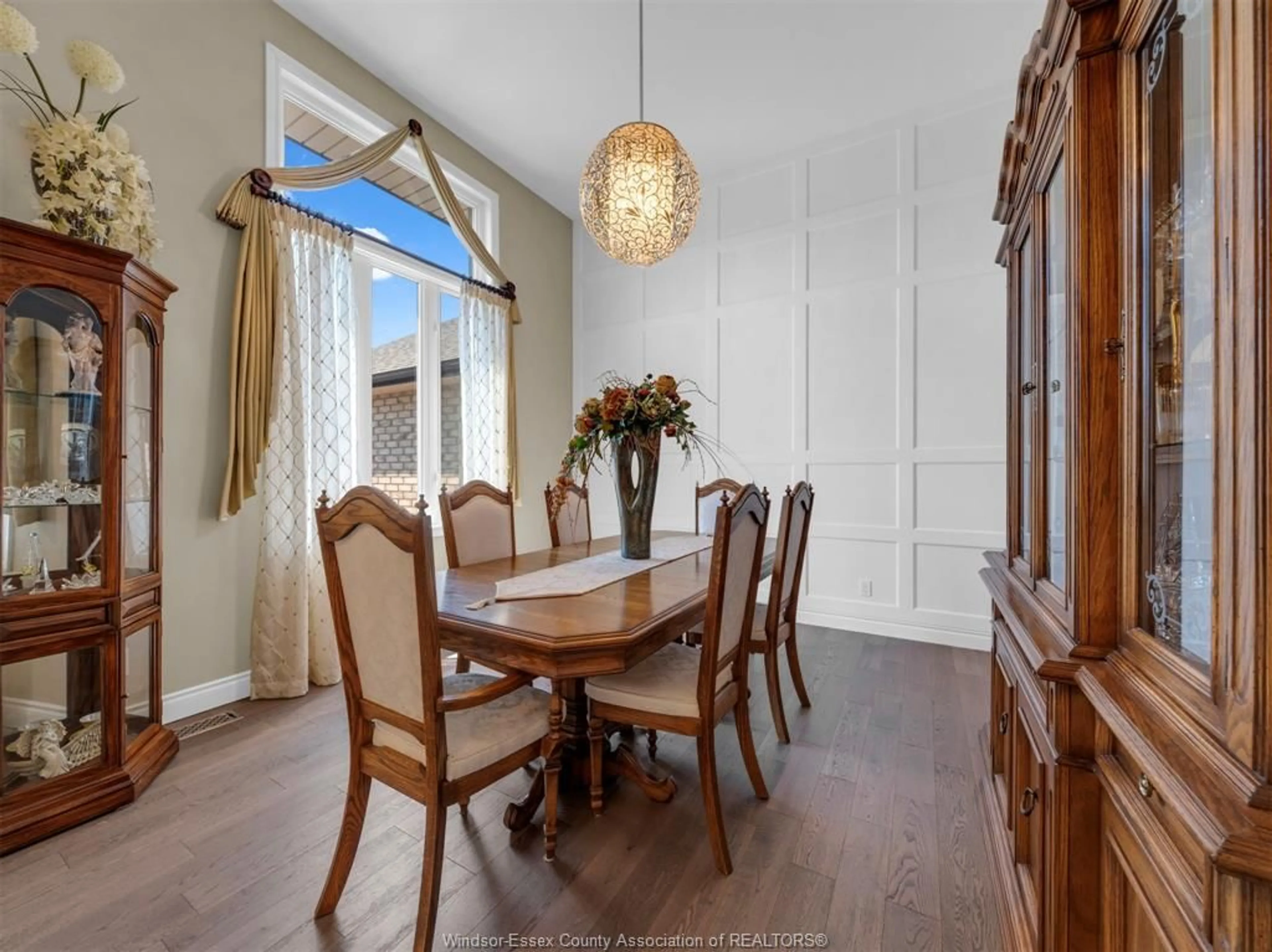 Dining room, wood/laminate floor for 542 RIVER DOWNS, Lakeshore Ontario N0R 1A0