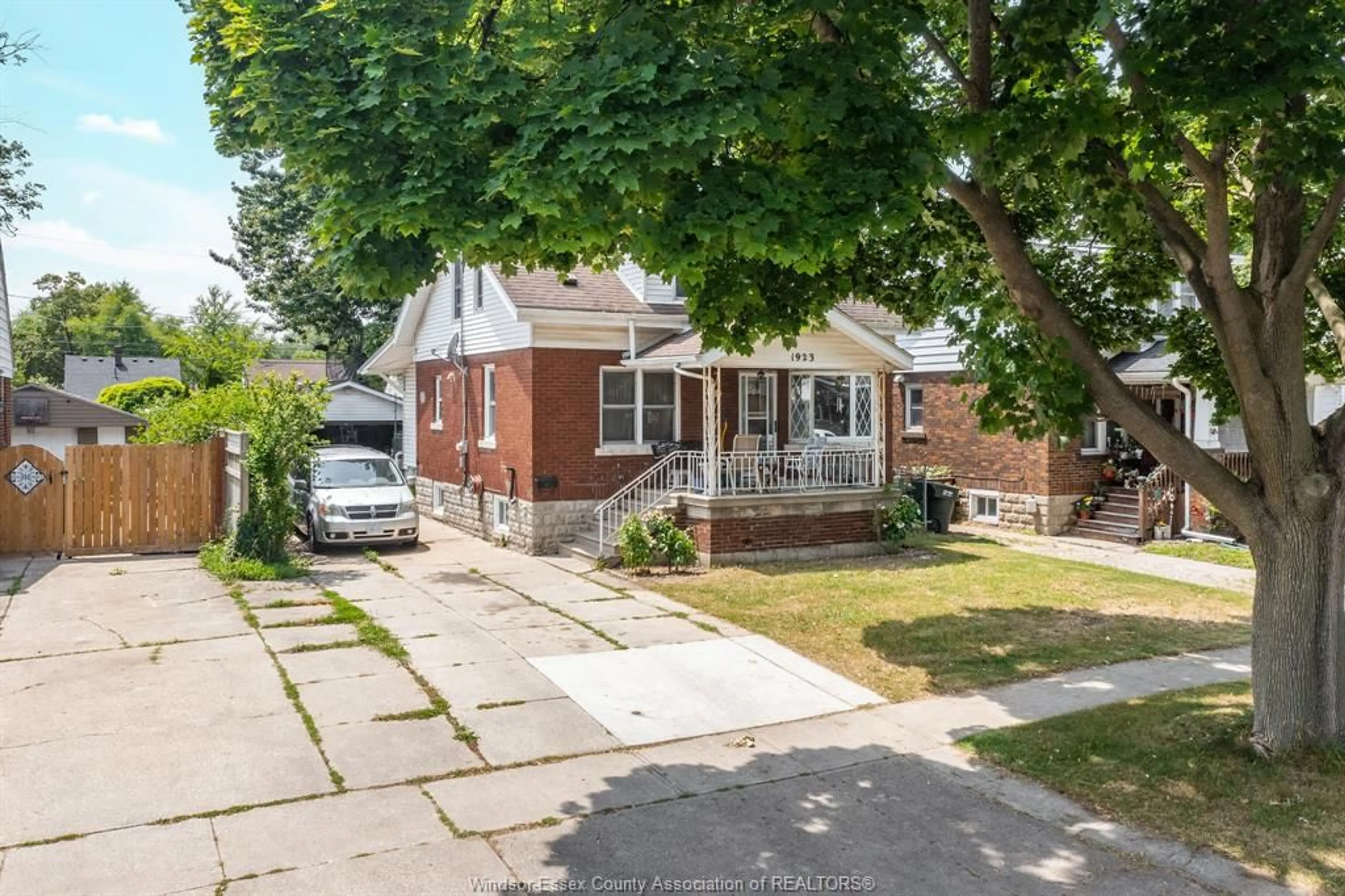 A pic from outside/outdoor area/front of a property/back of a property/a pic from drone, street for 1923 GEORGE Ave, Windsor Ontario N8W 4M2