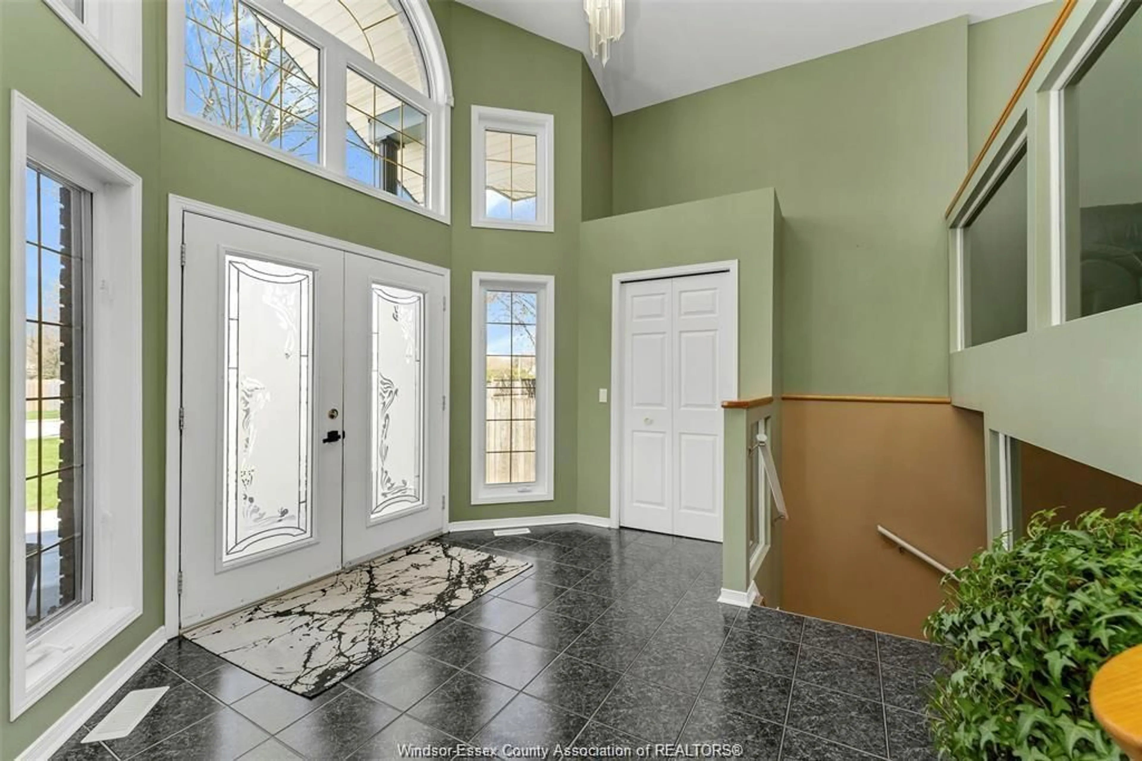 Indoor entryway for 218 KING JOHN St, Lakeshore Ontario N0R 1A0